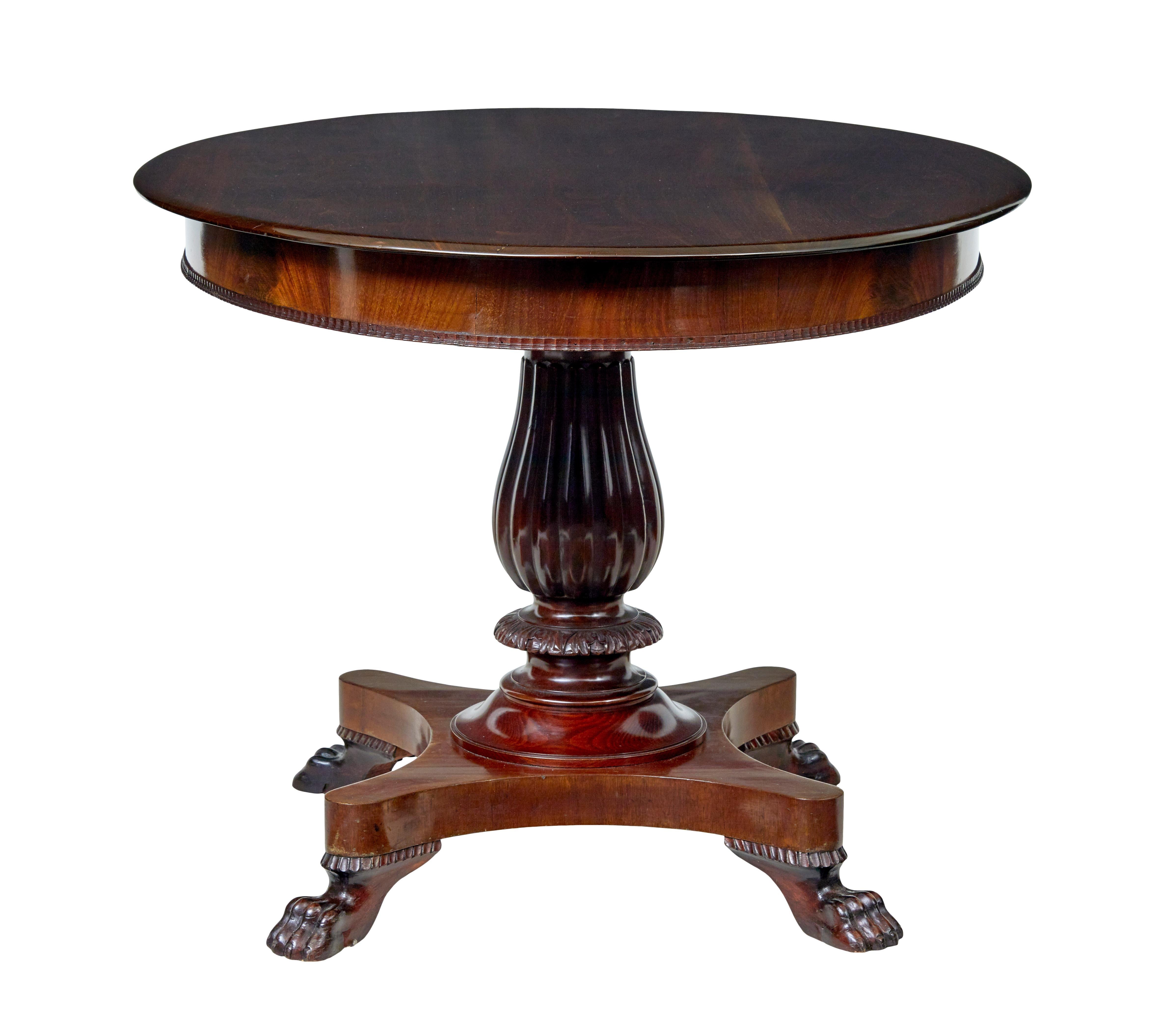 Mesa central ovalada de caoba tallada del siglo XIX, hacia 1890.

Elegante pieza de mobiliario escandinavo.

Tapa ovalada con borde moldurado y moldura aplicada alrededor del borde inferior del faldón, sostenida por un vástago estriado y tallado que