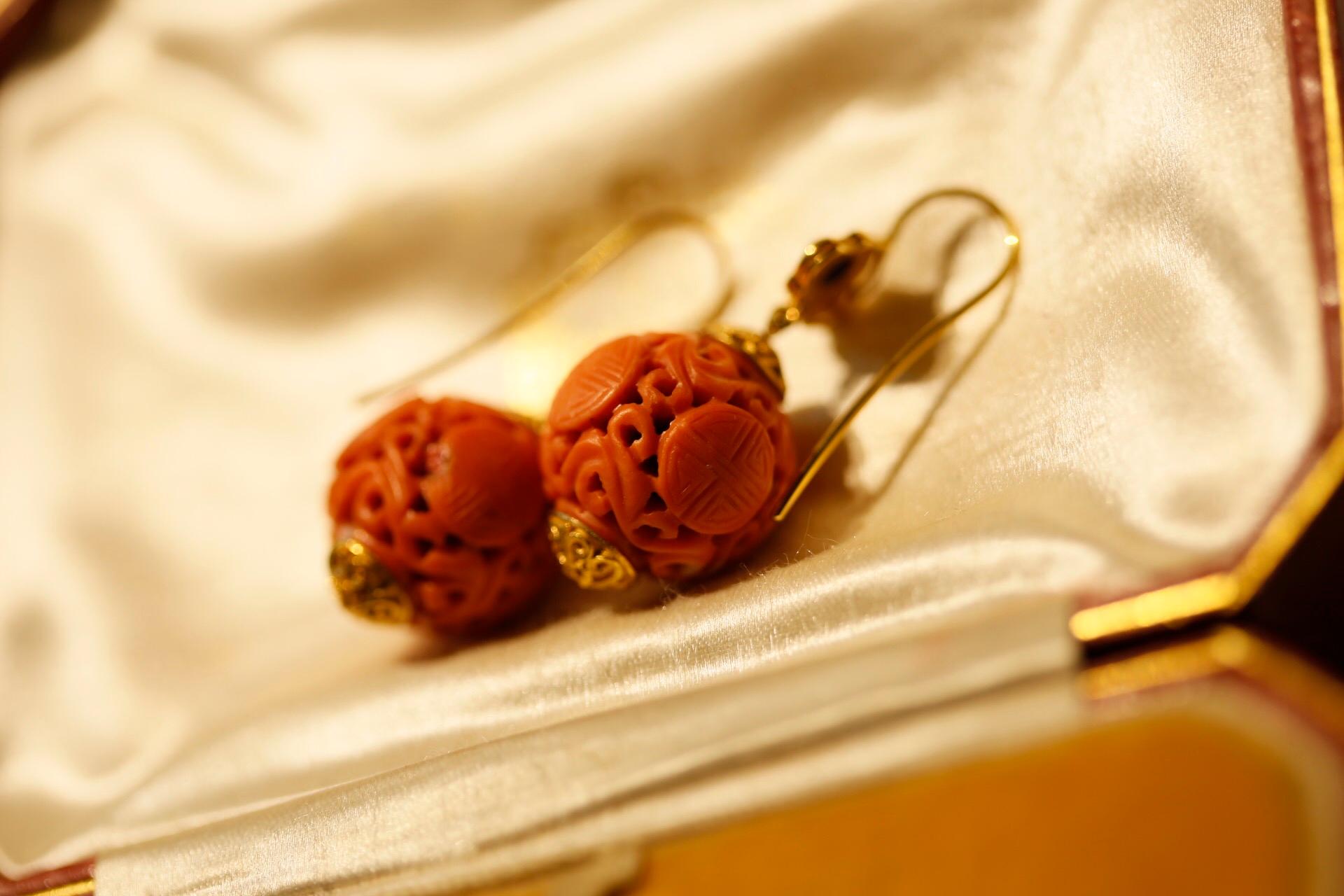 Carved 19th Chinese Antique Coral & Lapis Lazuli 18 Karat Gold Bespoke Earrings 3