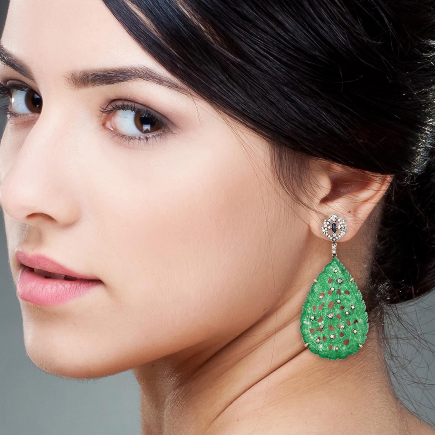 Ces boucles d'oreilles sont méticuleusement confectionnées en or 18 carats et en argent sterling. Elle est sertie à la main de 53,6 carats de jade, de 0,24 carat de saphir et de 0,94 carat de diamants.

SUIVRE  La vitrine de MEGHNA JEWELS pour