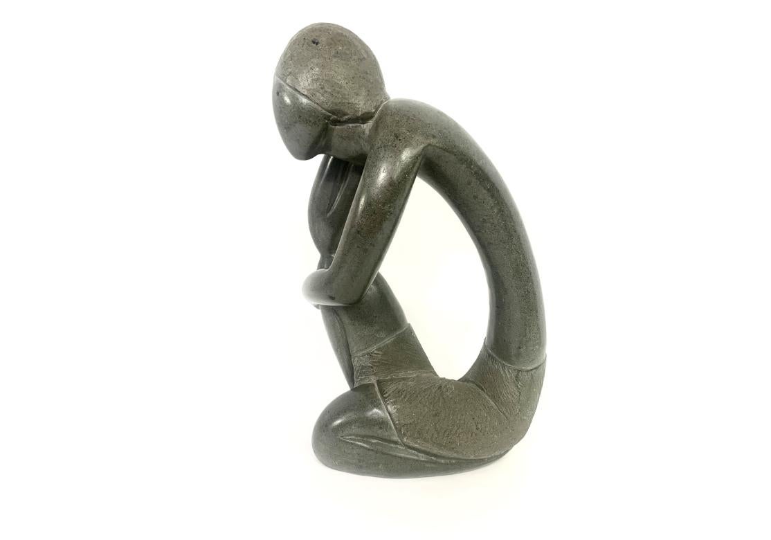 Scultura in pietra africana intagliata in stile astratto o modernista di una figura appoggiata su un ginocchio piegato in una posa contemplativa o di pensiero.

Dimensioni: 7