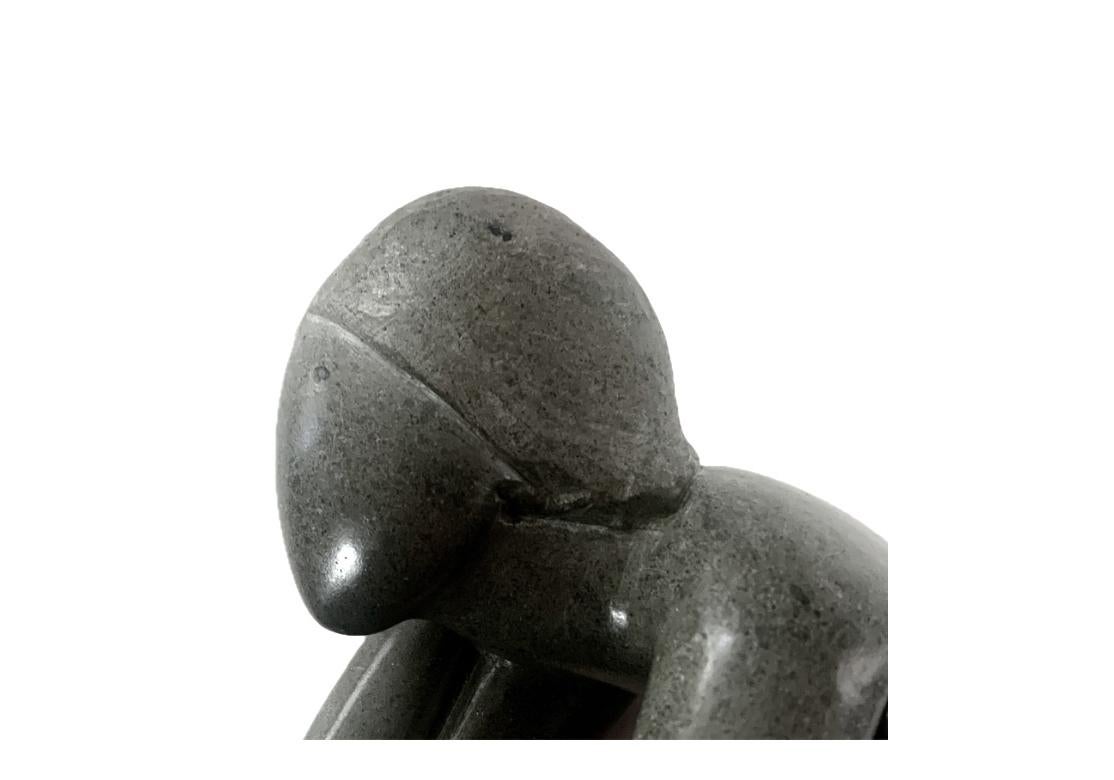 Tribale Scultura astratta in pietra scolpita di una figura in posizione di pensiero in vendita