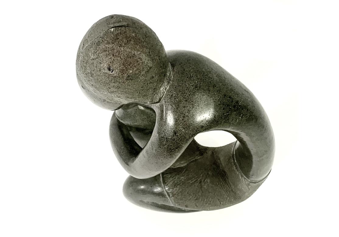 Intagliato Scultura astratta in pietra scolpita di una figura in posizione di pensiero in vendita