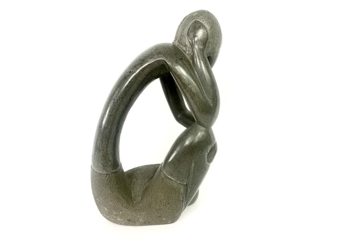 Scultura astratta in pietra scolpita di una figura in posizione di pensiero In condizioni discrete in vendita a Bridgeport, CT