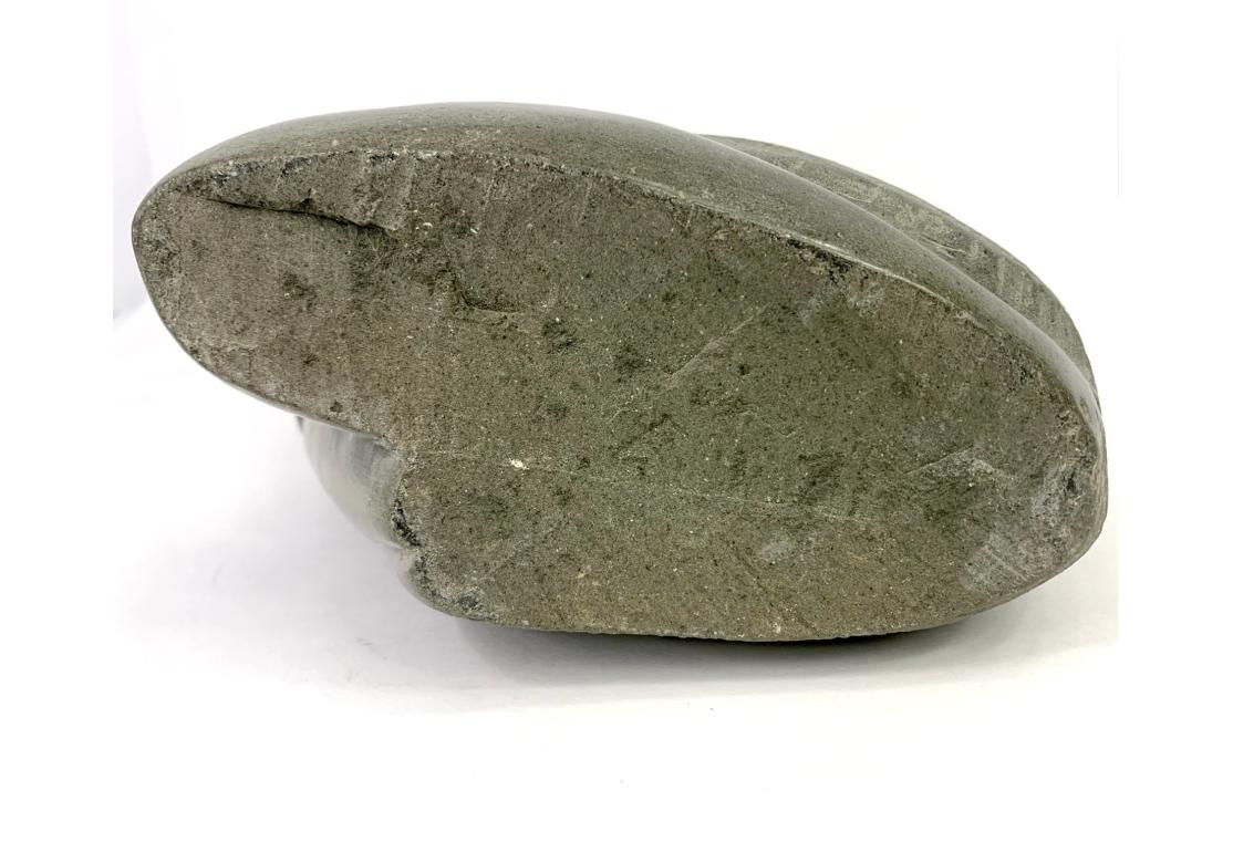 XX secolo Scultura astratta in pietra scolpita di una figura in posizione di pensiero in vendita