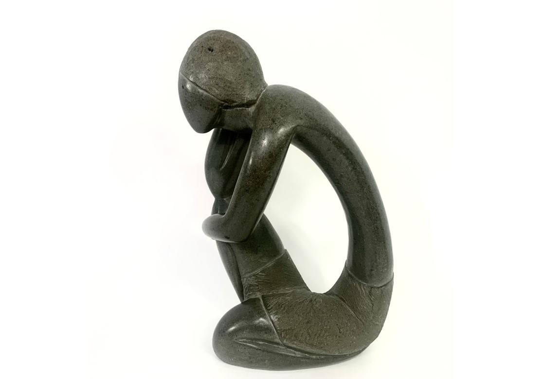 Scultura astratta in pietra scolpita di una figura in posizione di pensiero in vendita 1