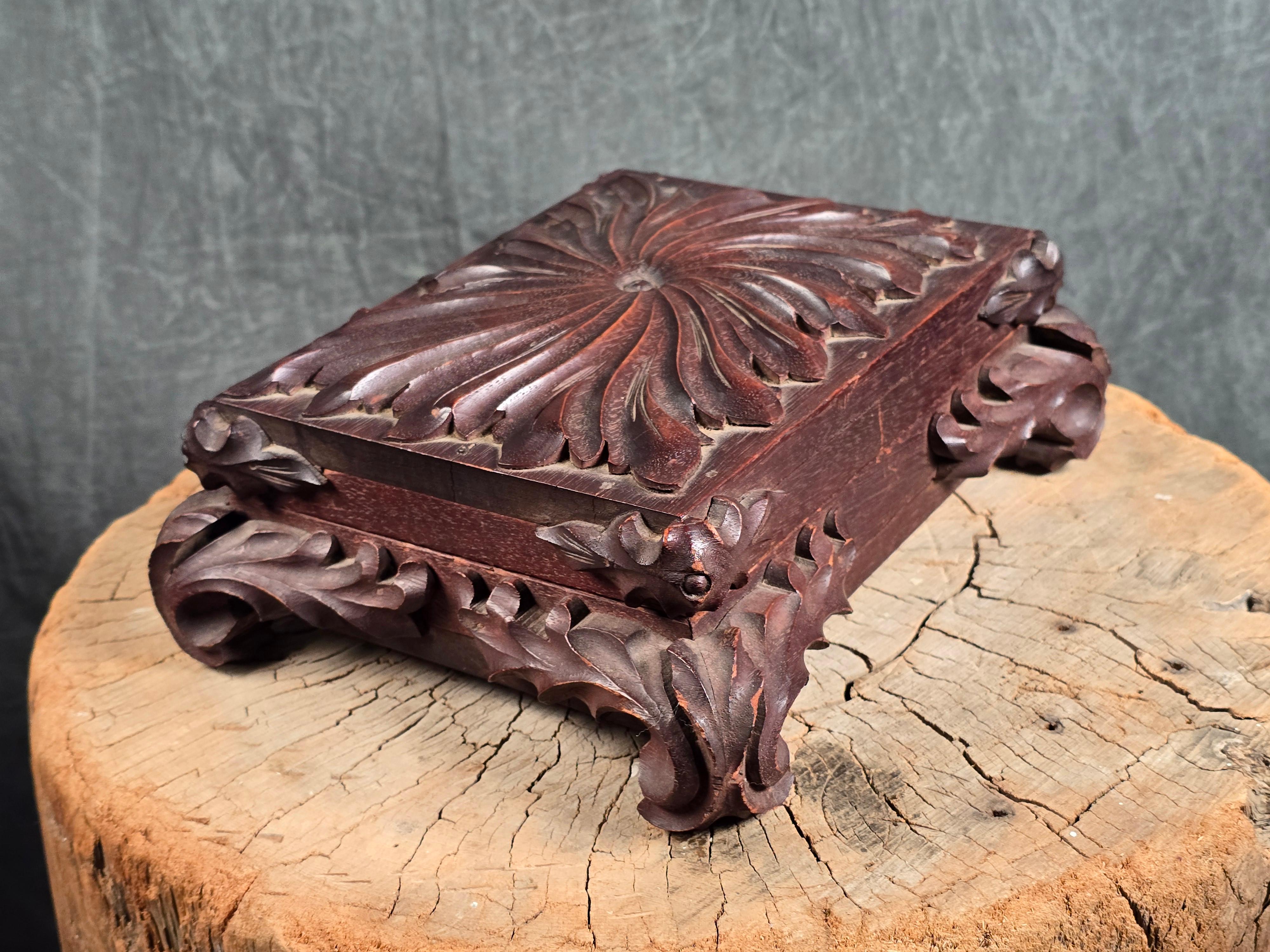Mid-20th Century Carved Acanthus Motif Wooden Box, Surreal Tony Duquette Style, 1940s For Sale