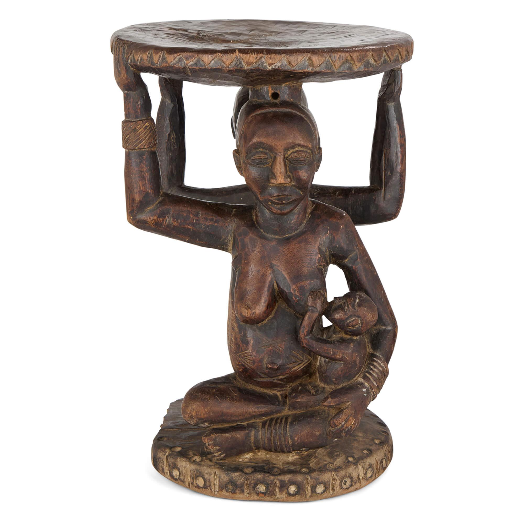Geschnitzte afrikanische Luba Karyatide Zeremonieller Hocker Weiblich Männlich Kind Figuren
Afrika, 20. Jahrhundert
Höhe 47cm, Durchmesser 32cm

Dieser fein geschnitzte Luba-Karyatidenhocker aus der Demokratischen Republik Kongo ist ein Beispiel für