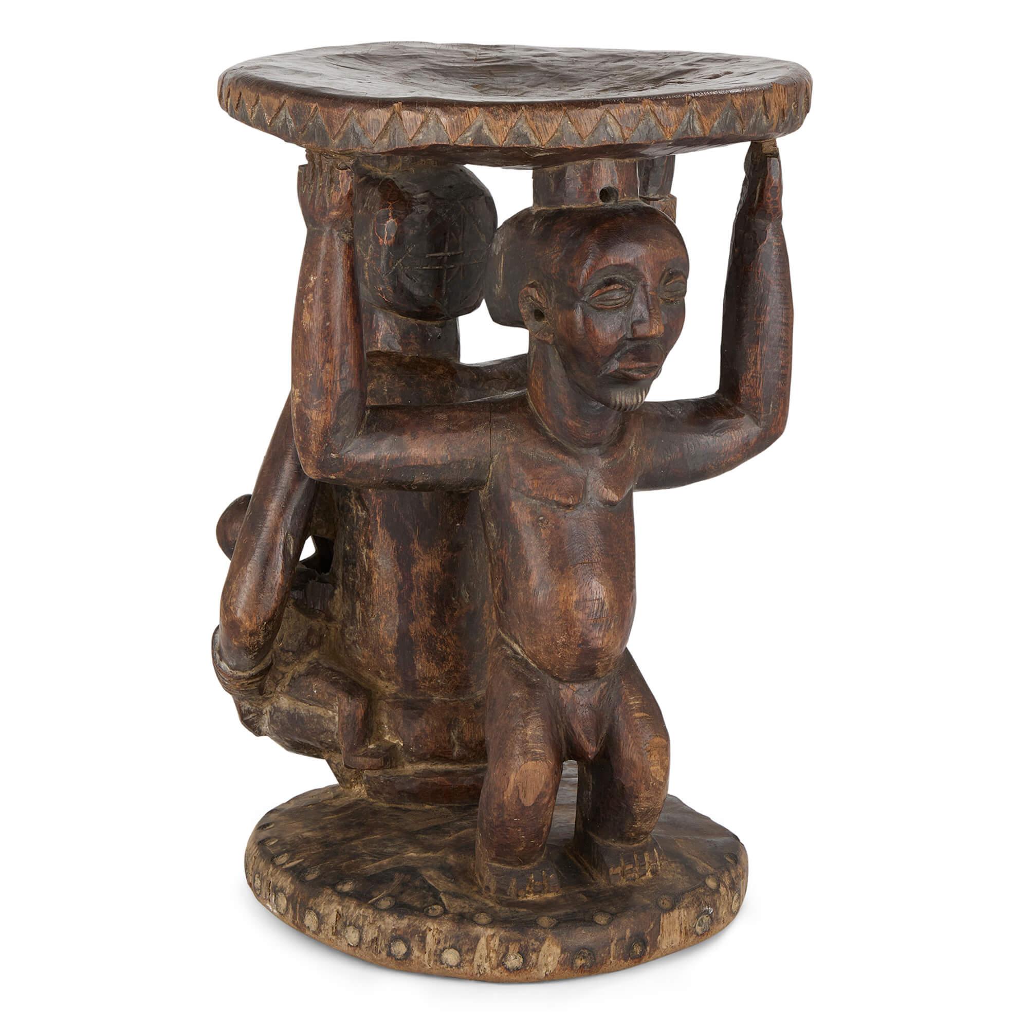 Geschnitzte afrikanische Luba Karyatide Zeremonieller Hocker Weiblich Männlich Kind Figuren (Stammeskunst) im Angebot