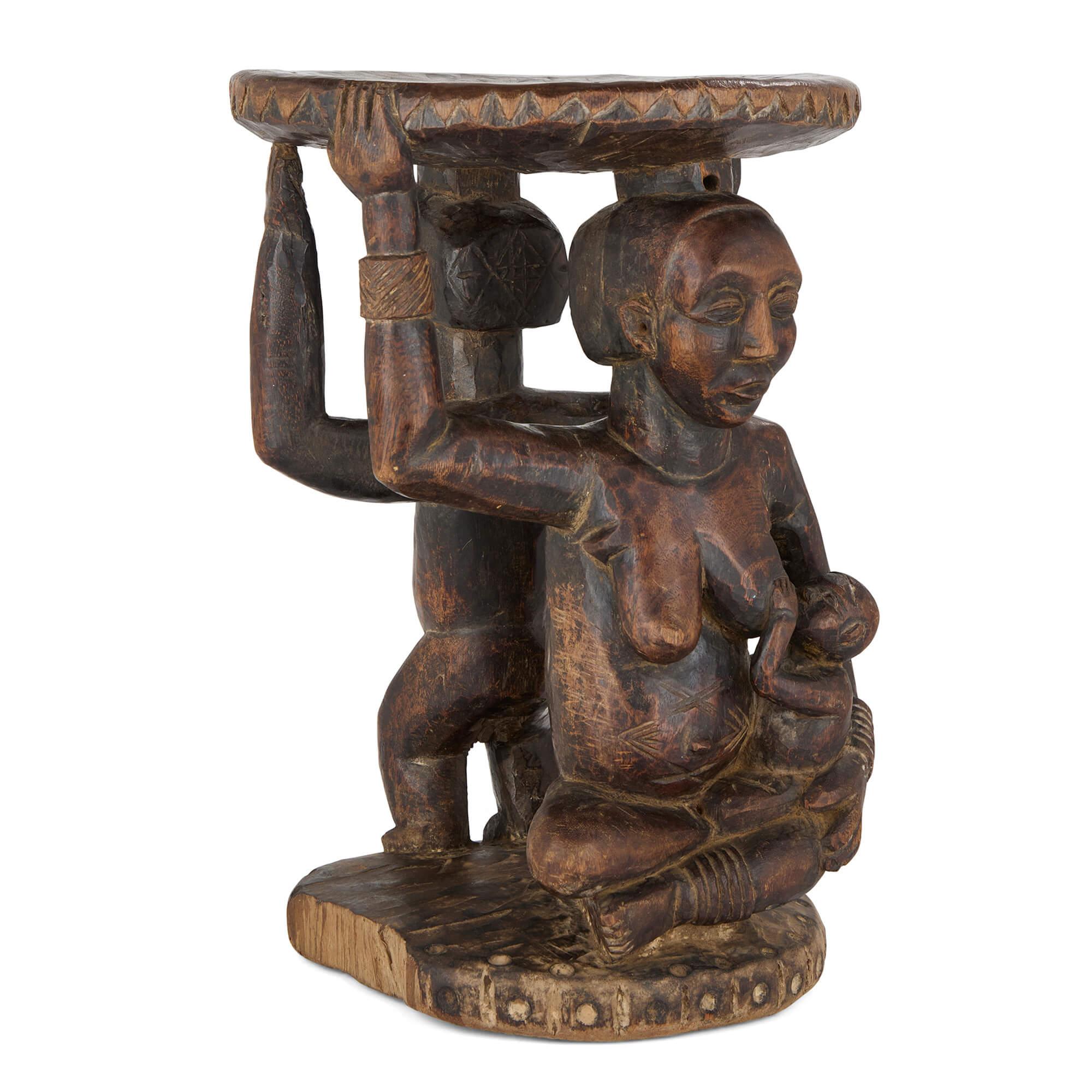 Geschnitzte afrikanische Luba Karyatide Zeremonieller Hocker Weiblich Männlich Kind Figuren (Kongolesisch) im Angebot