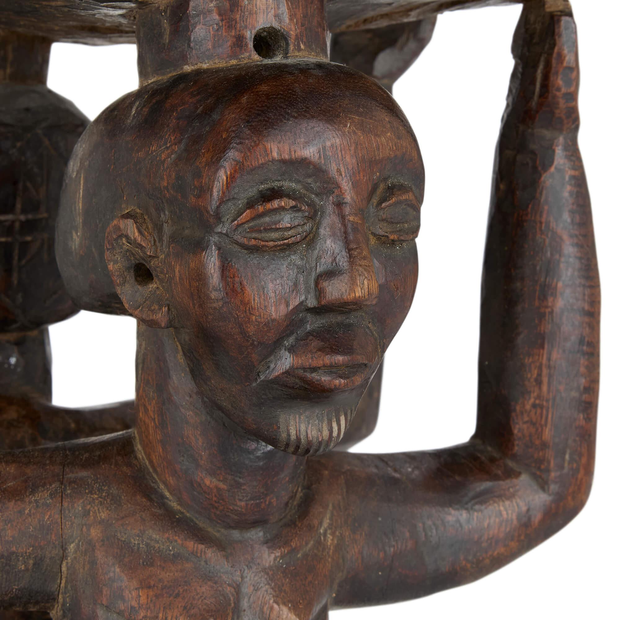 Geschnitzte afrikanische Luba Karyatide Zeremonieller Hocker Weiblich Männlich Kind Figuren (20. Jahrhundert) im Angebot