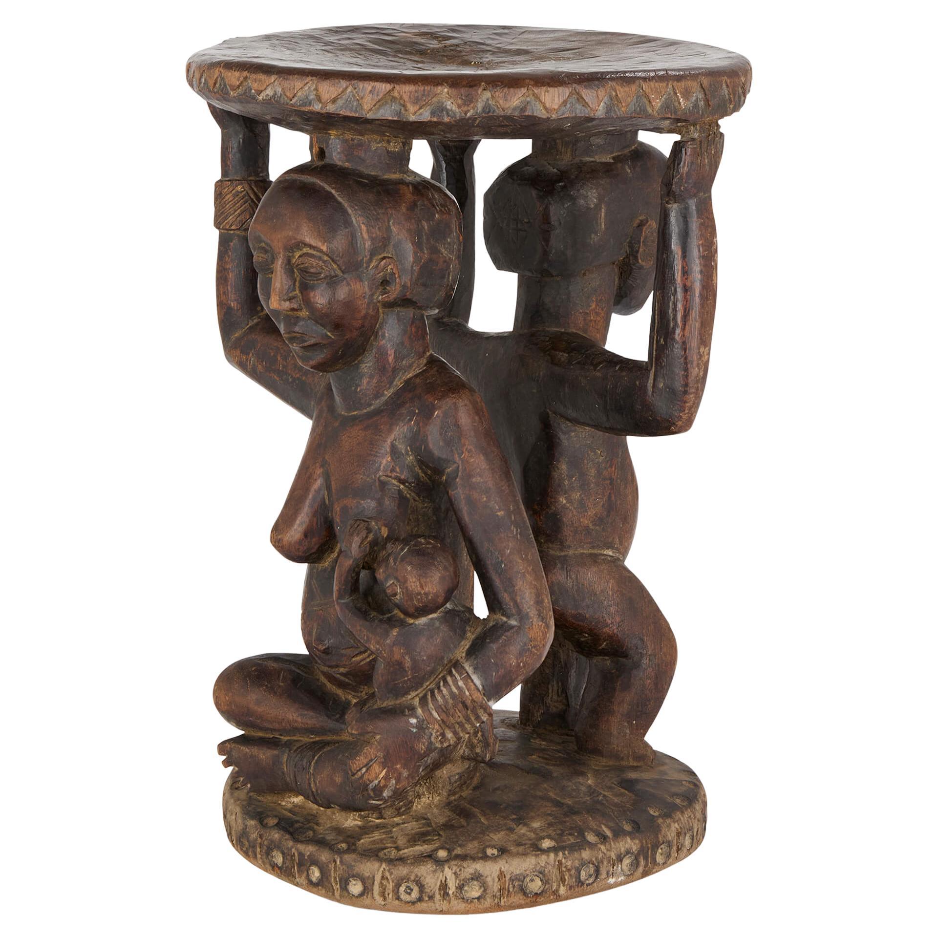 Tabouret de cérémonie africain sculpté Luba Caryatide Figures d
enfants féminines et masculines