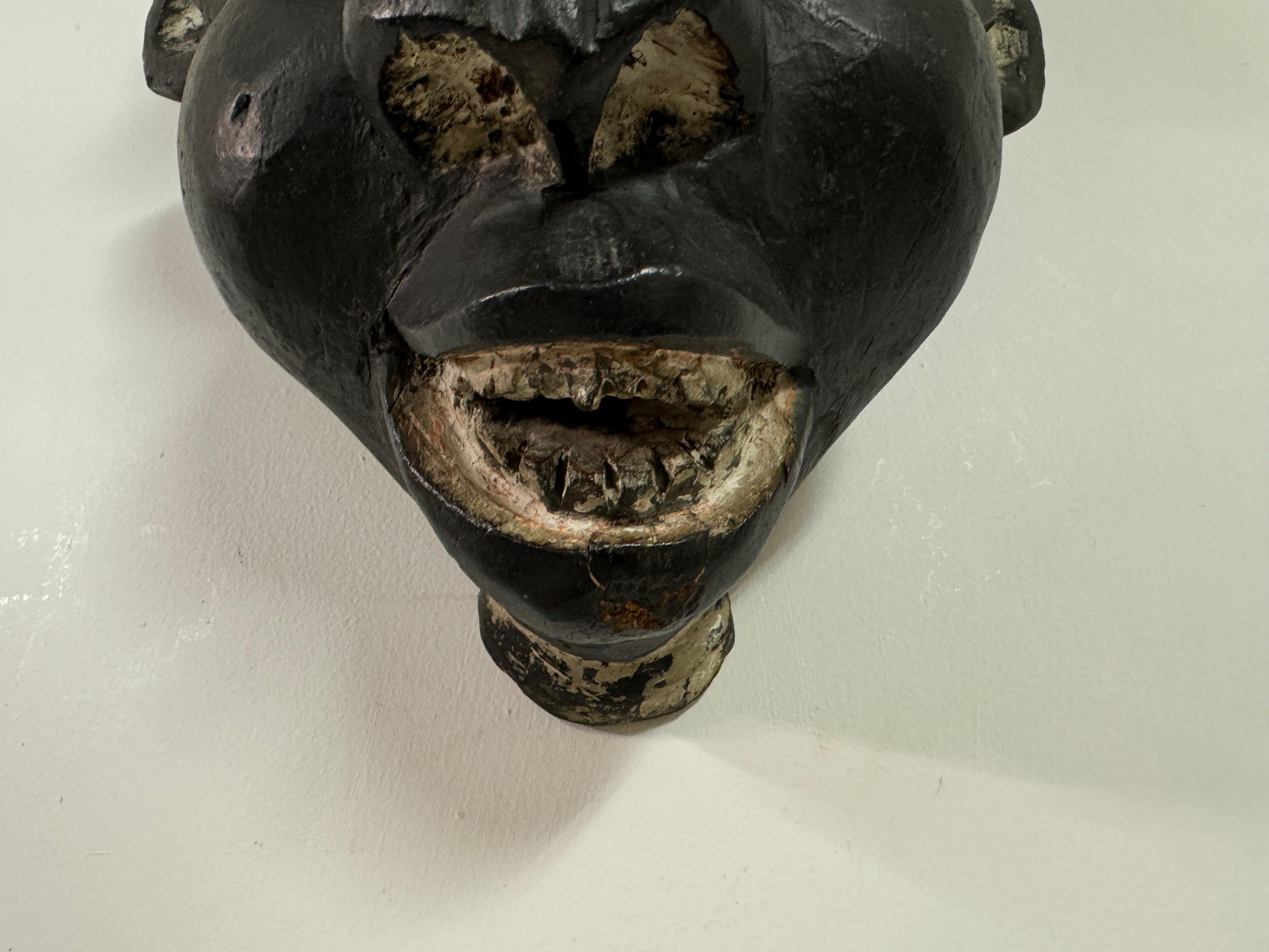 Camerunese Maschera africana intagliata in vendita