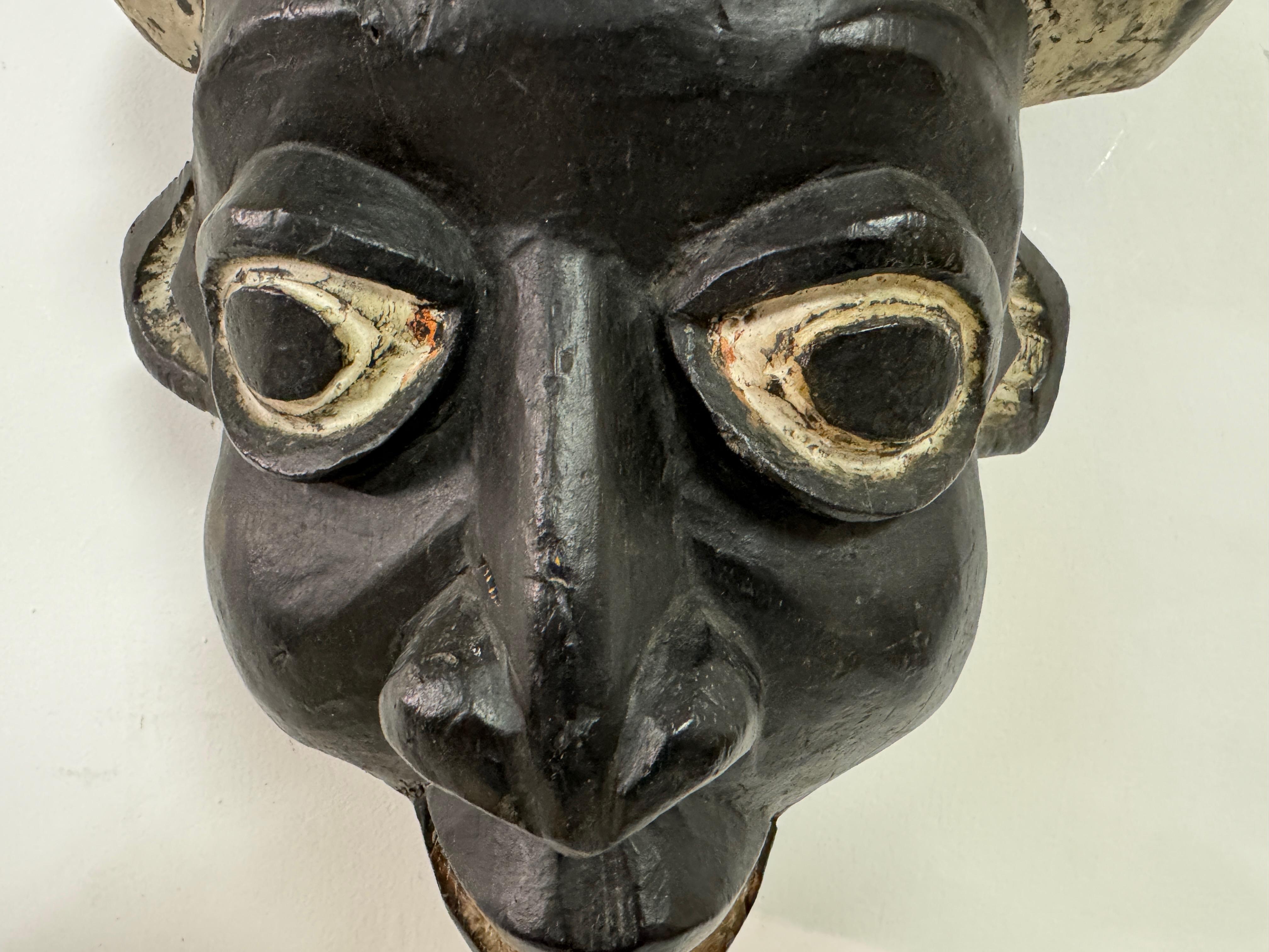 Maschera africana intagliata In condizioni buone in vendita a London, London