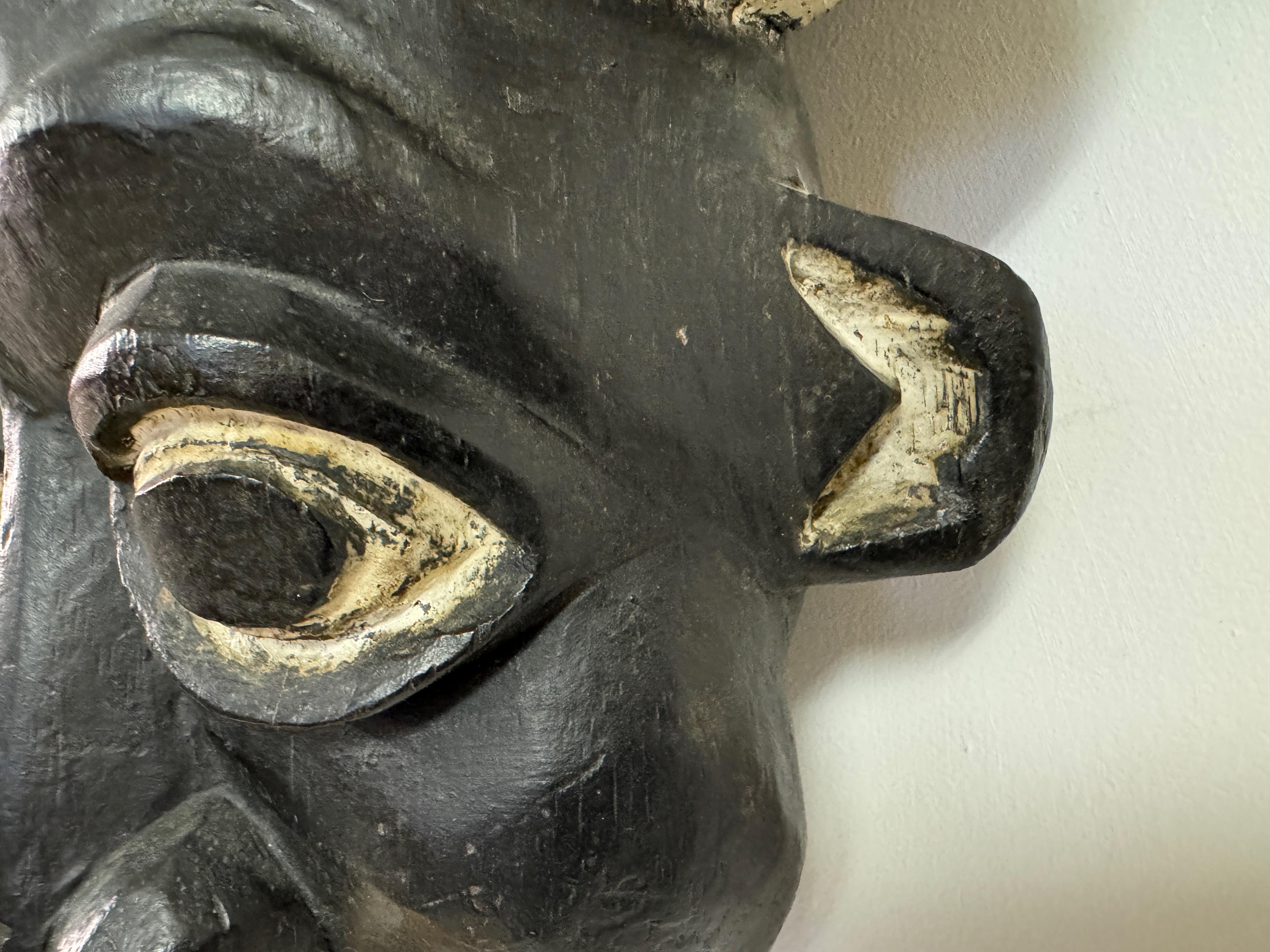 Legno Maschera africana intagliata in vendita