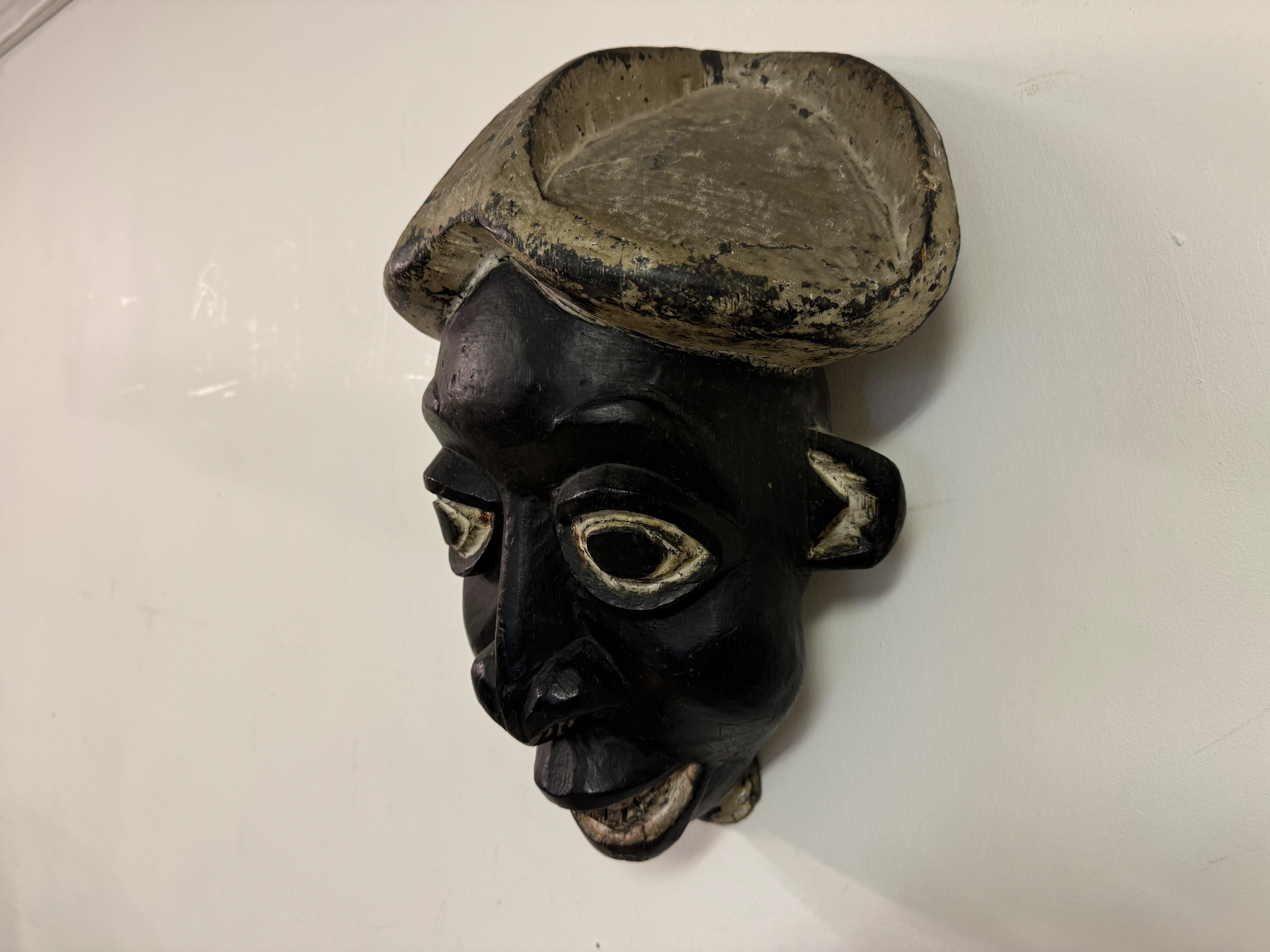 Maschera africana intagliata in vendita 1