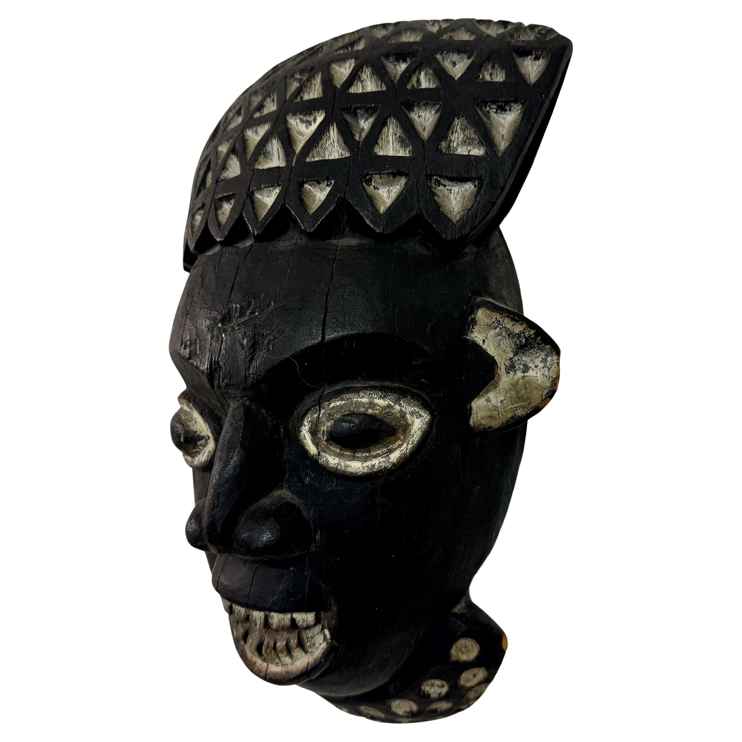 Maschera africana intagliata