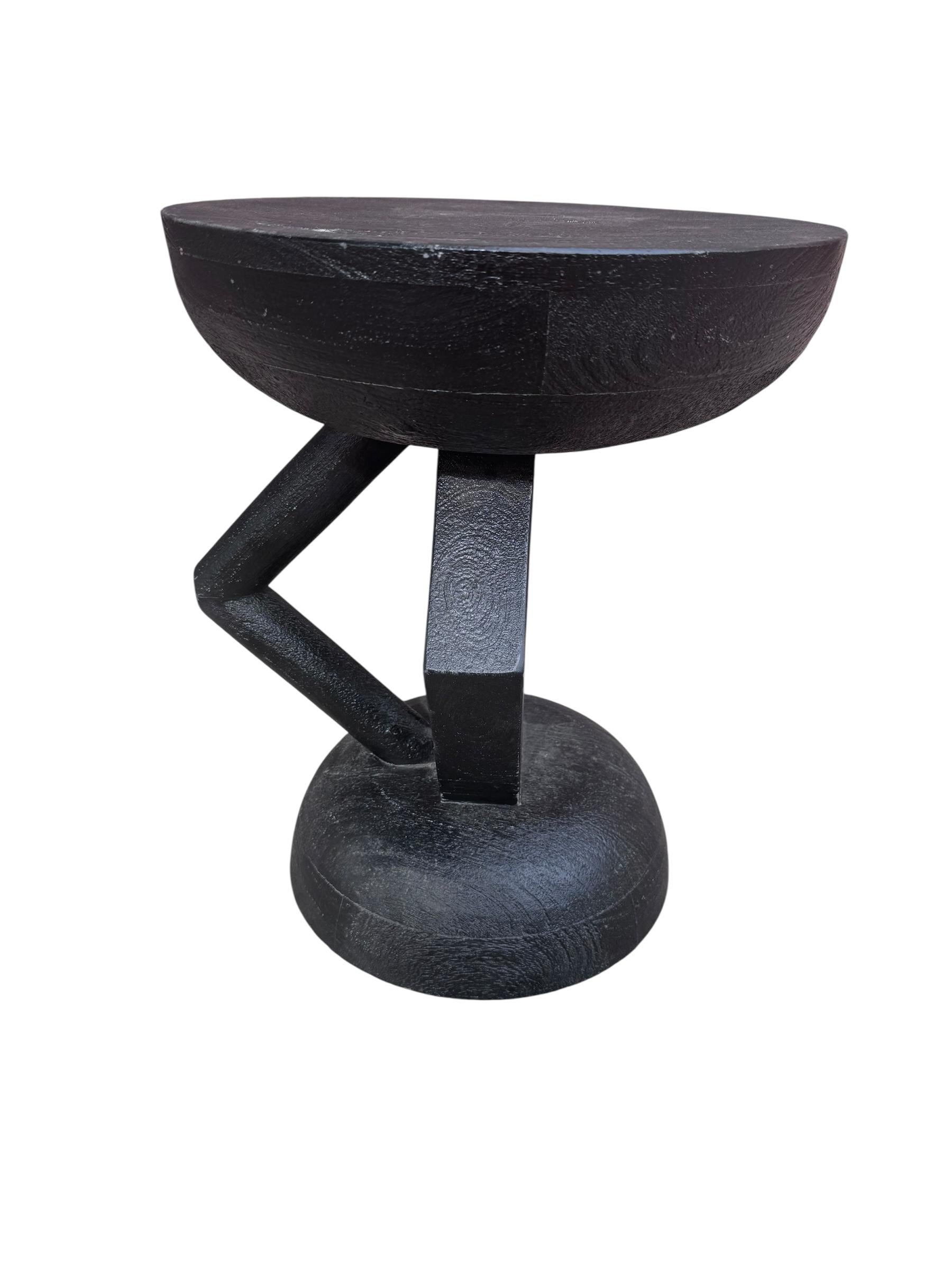 Carved African Tribal Style Black Statuette Side Table In Good Condition For Sale In Chicago, IL