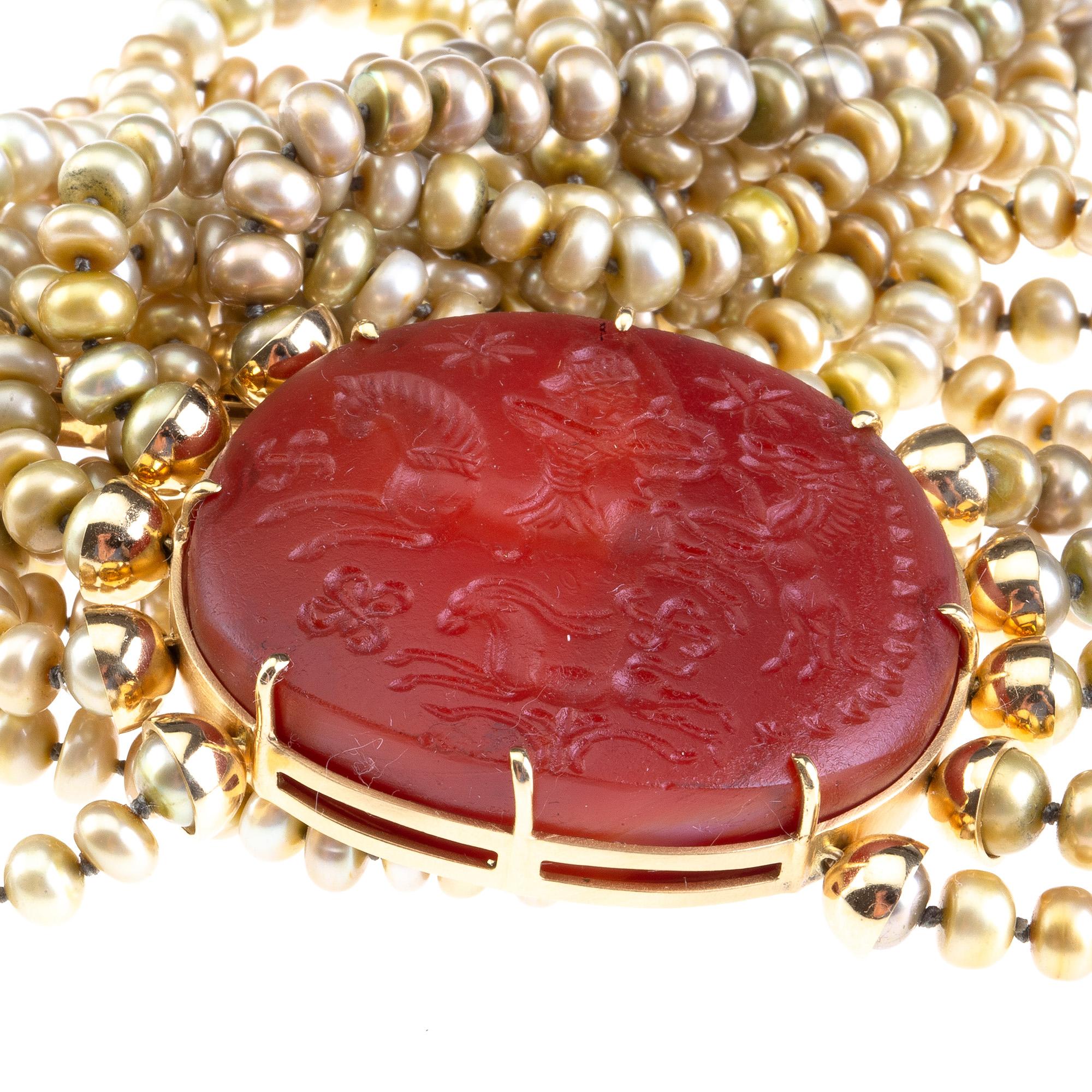 Carved Agate 18 Karat Gold Fresh Water Pearls Necklace In New Condition For Sale In Milan, IT