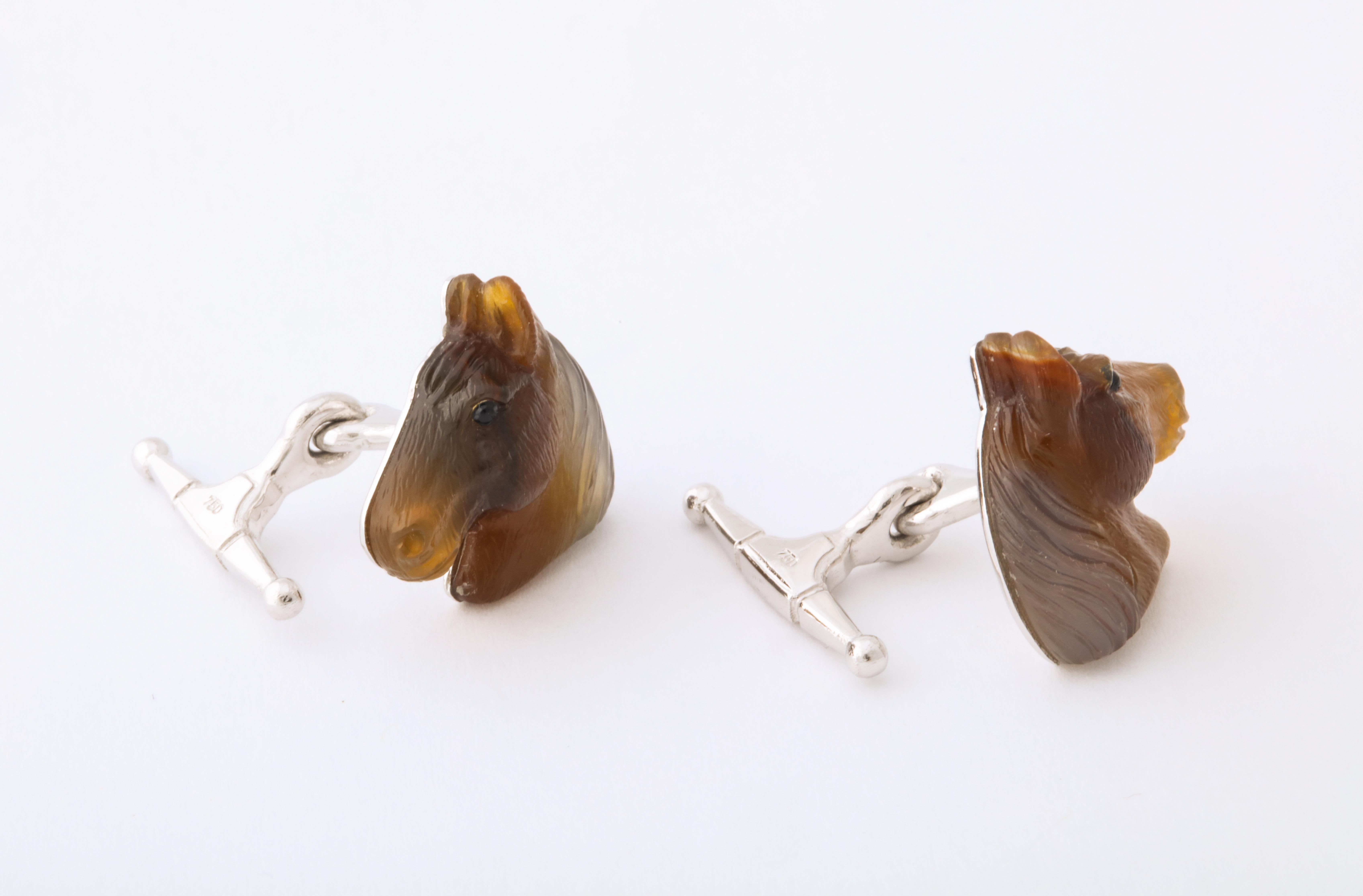 Carved Agate and Gold Horse Cufflinks In New Condition In Bal Harbour, FL