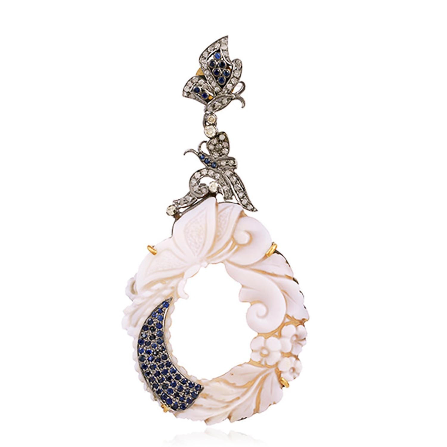 Round Cut Carved Agate Cameo Dangle Earrings With Sapphires and Diamonds 49.20 Carats For Sale