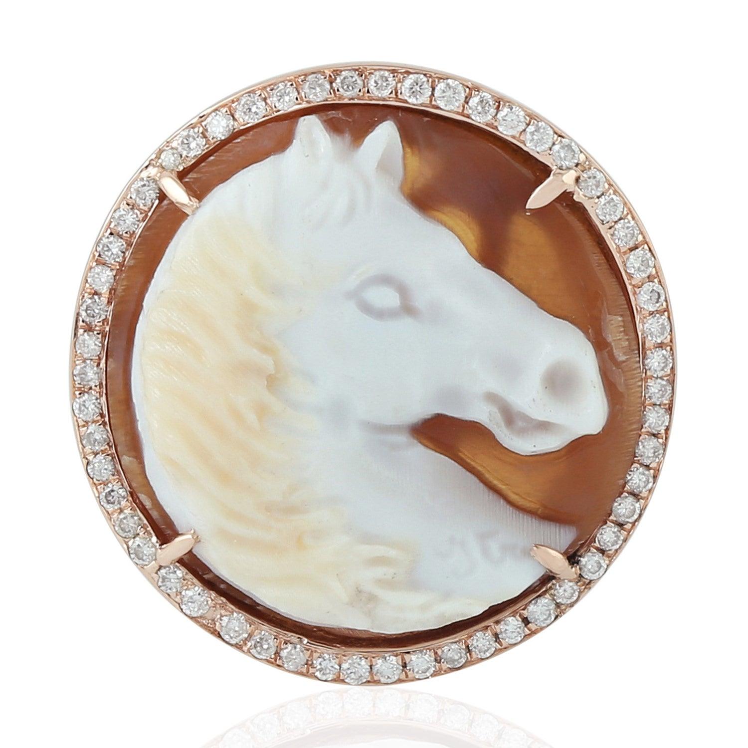 En vente :  Bague camée cheval en agate sculptée et diamantée 4