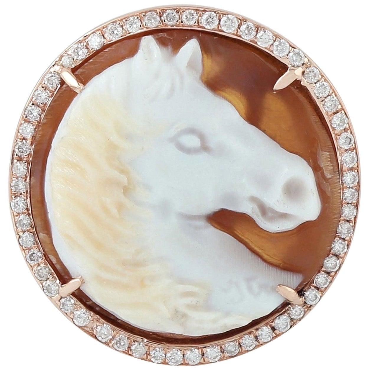 En vente :  Bague camée cheval en agate sculptée et diamantée