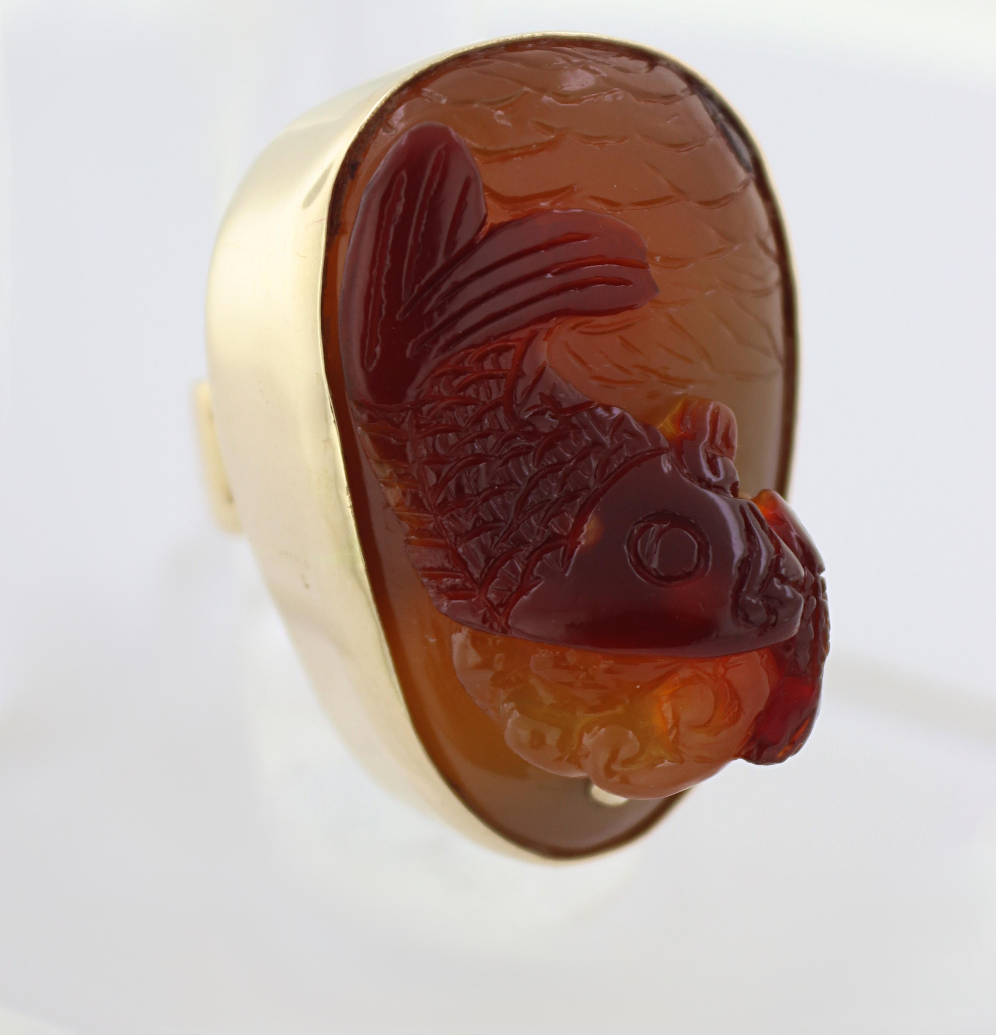 Mixed Cut Carved Agate Fish, 14K Yellow Gold Ring For Sale