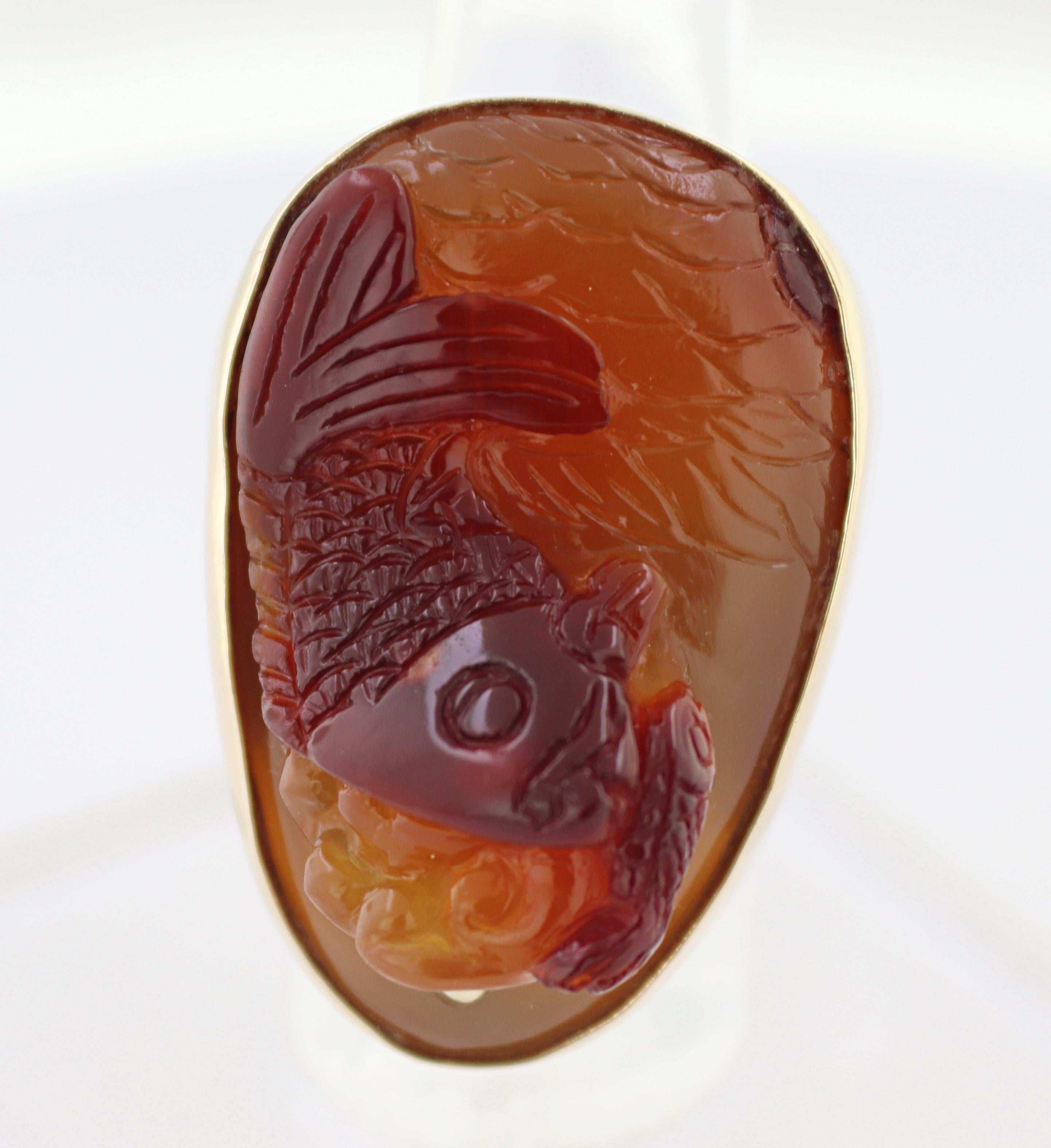 Carved Agate Fish, 14K Yellow Gold Ring For Sale 1