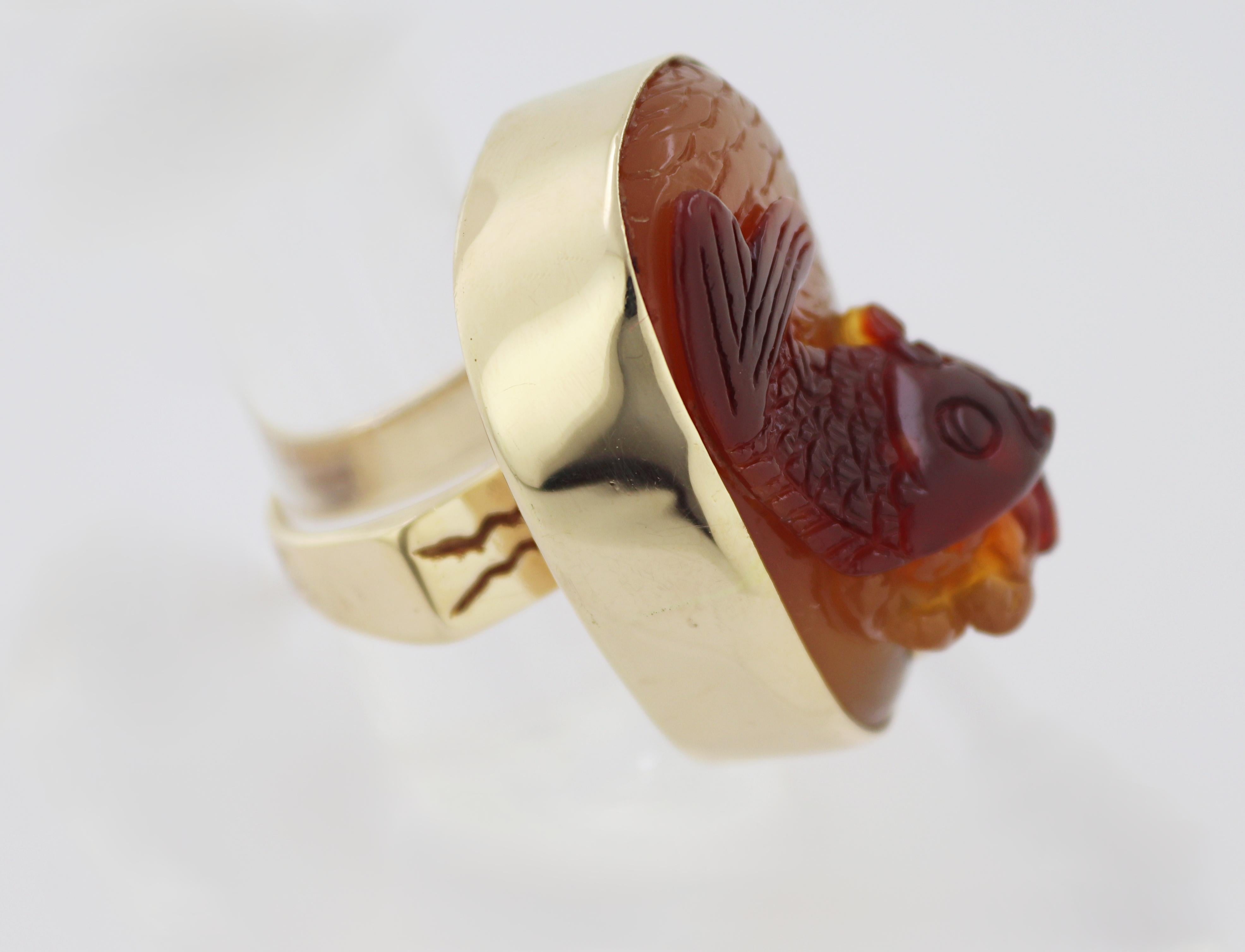 Carved Agate Fish, 14K Yellow Gold Ring For Sale 2