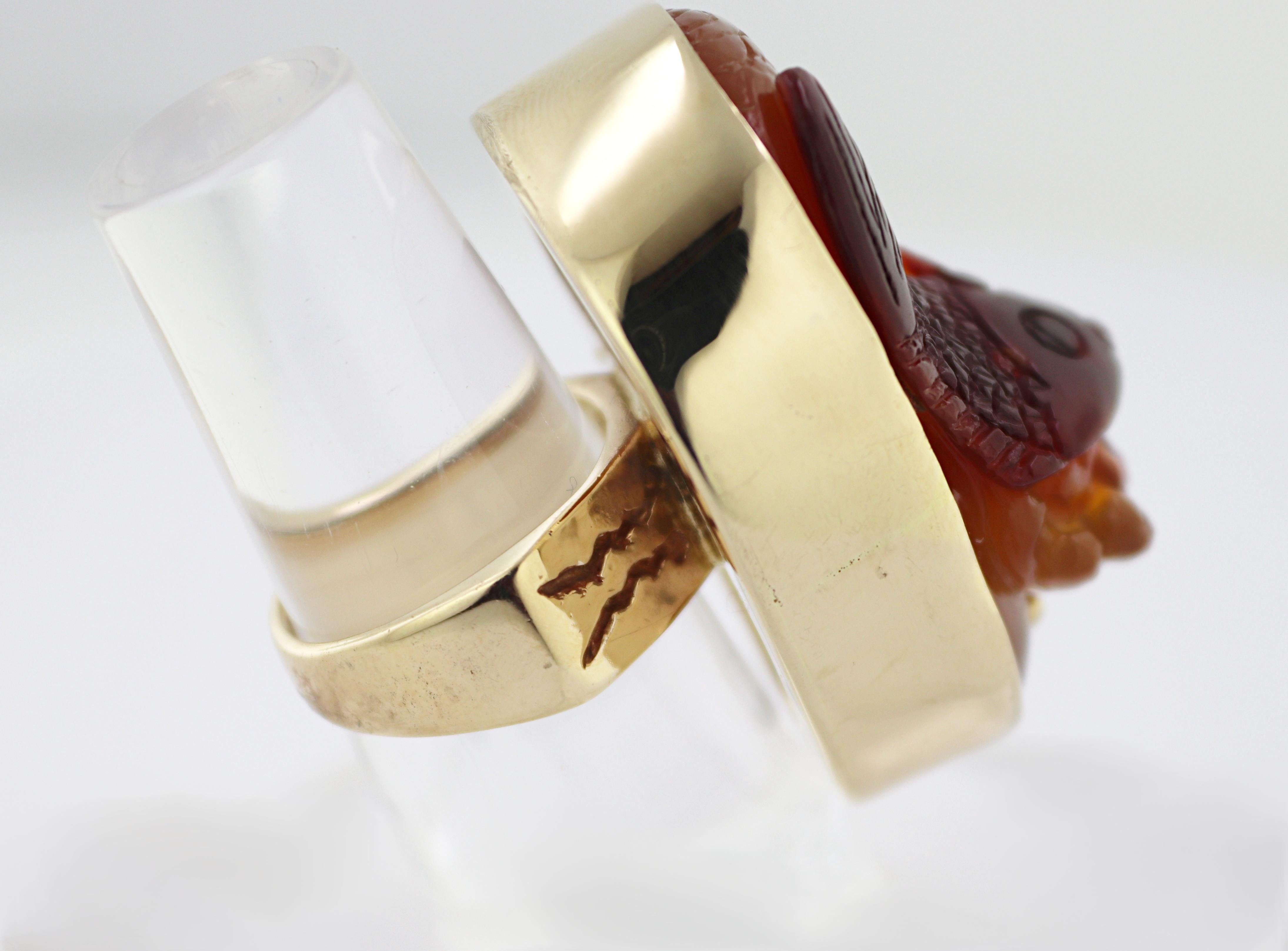 Carved Agate Fish, 14K Yellow Gold Ring For Sale 3
