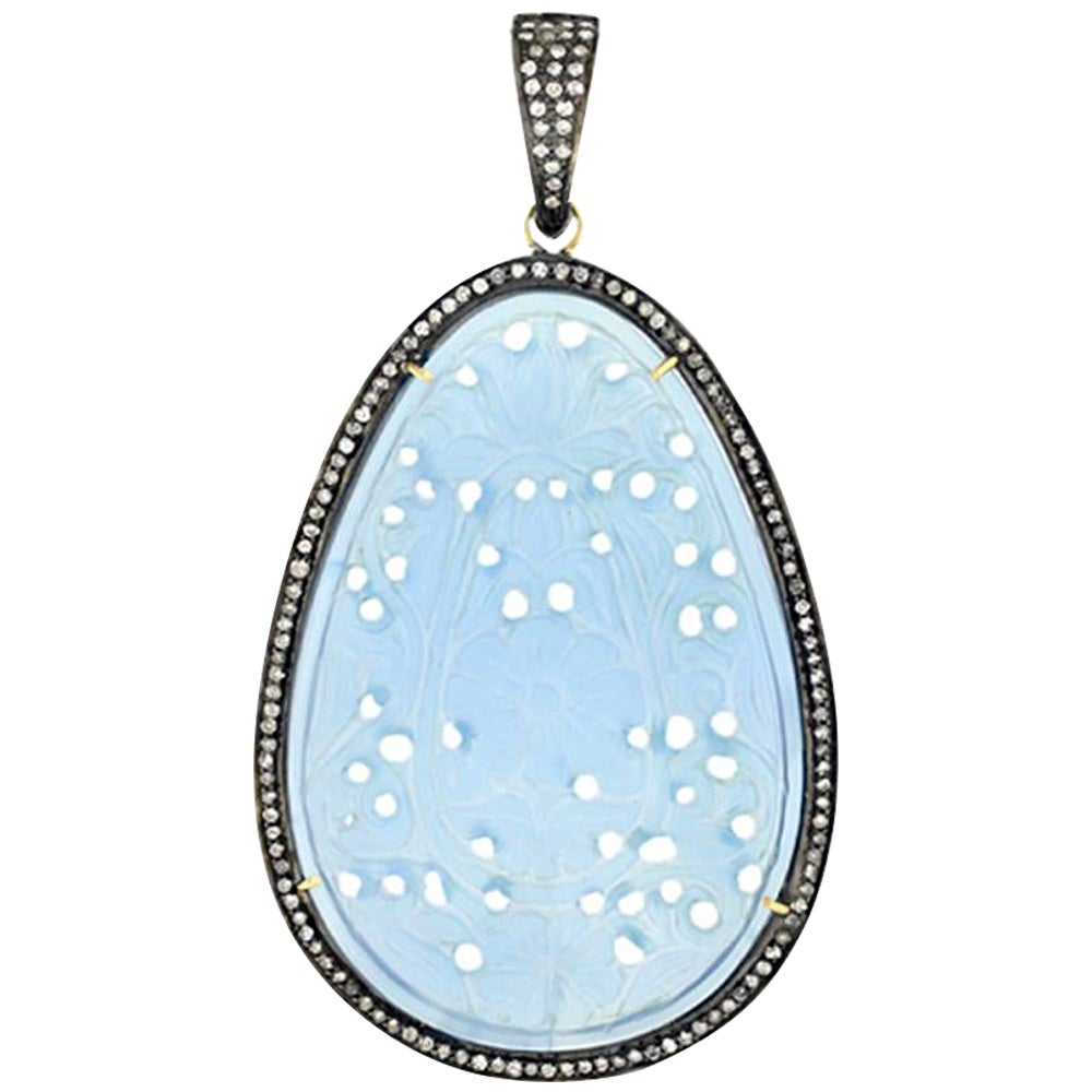 Pendentif en agate sculptée avec diamants pavés sur le bord