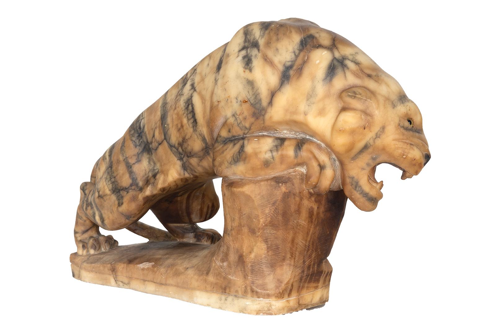 Mid-Century moderno Scultura animale in alabastro intagliato in vendita