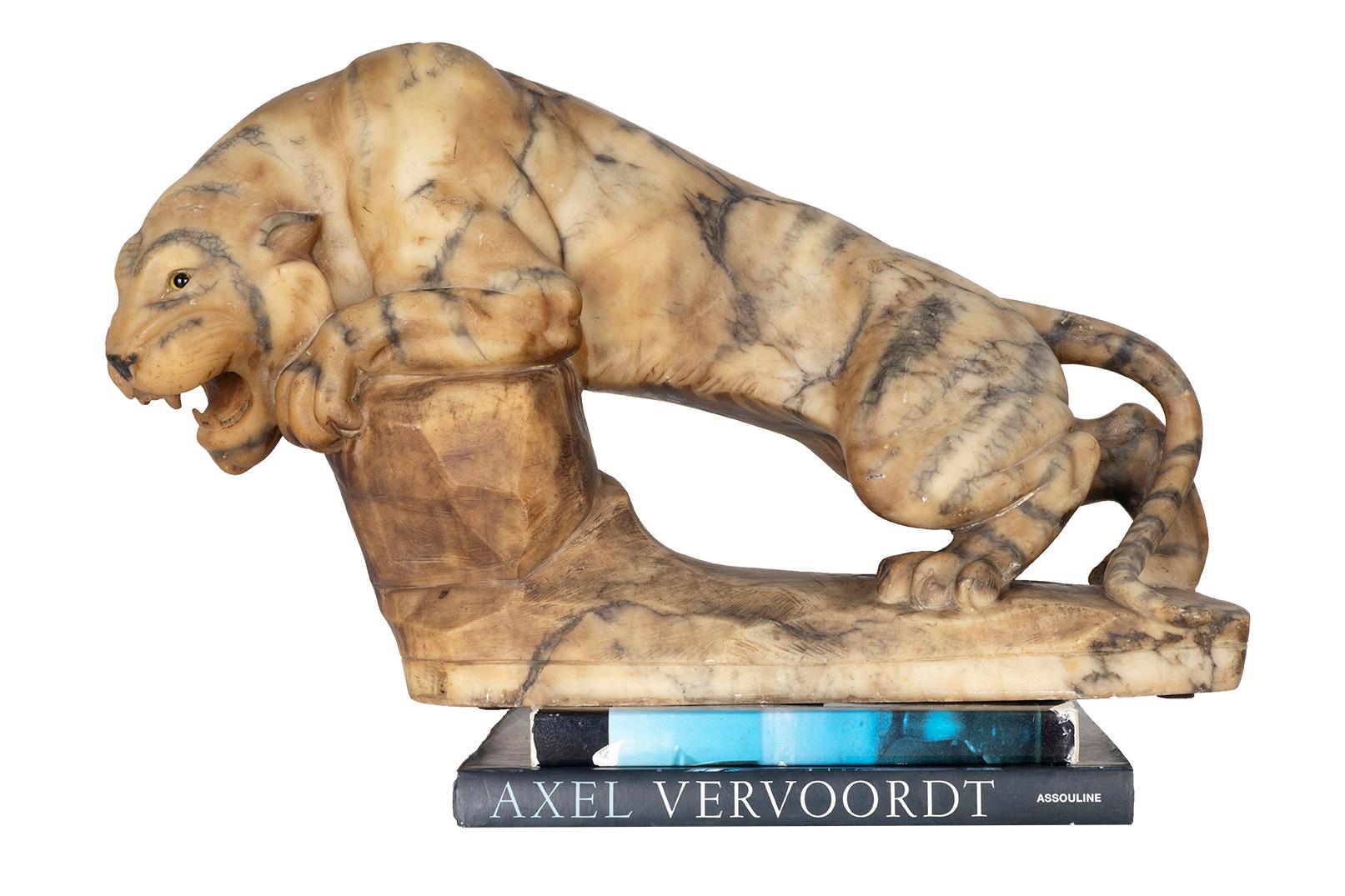 Scultura animale in alabastro intagliato In condizioni buone in vendita a Dallas, TX