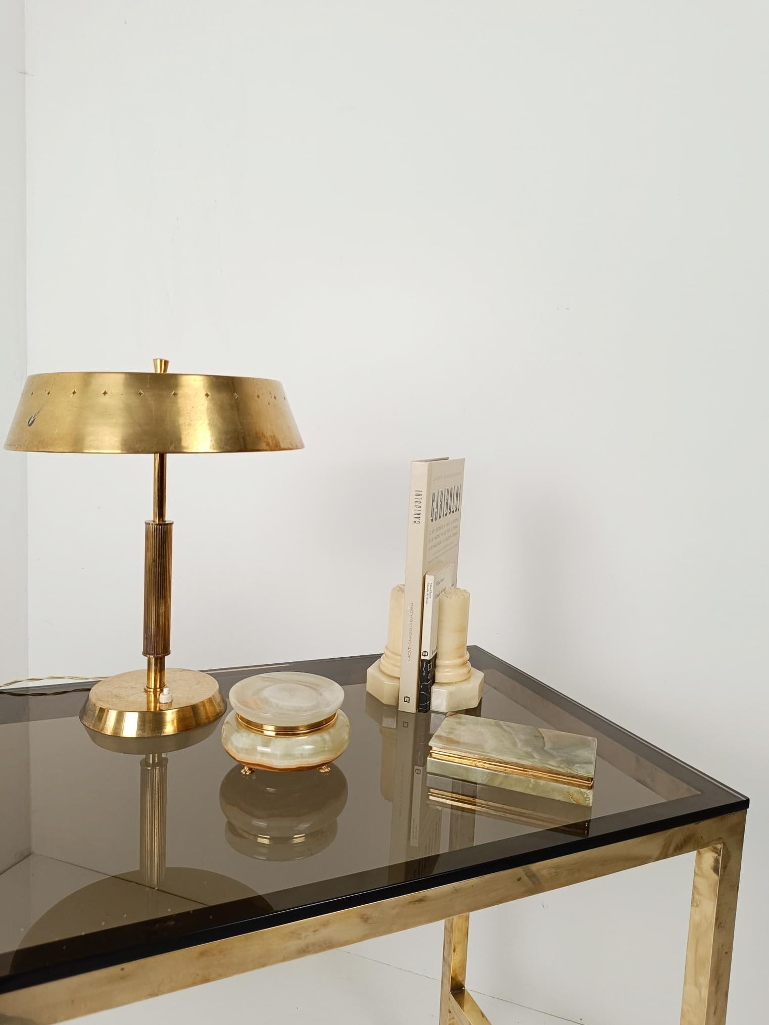 A pair of vintage bookends made in Italy, in Volterra to be precise, as attested by the adhesive label still present under the base.
Dating back to around the mid-20th century, these bookends, with their ruined column shape, are actually inspired by