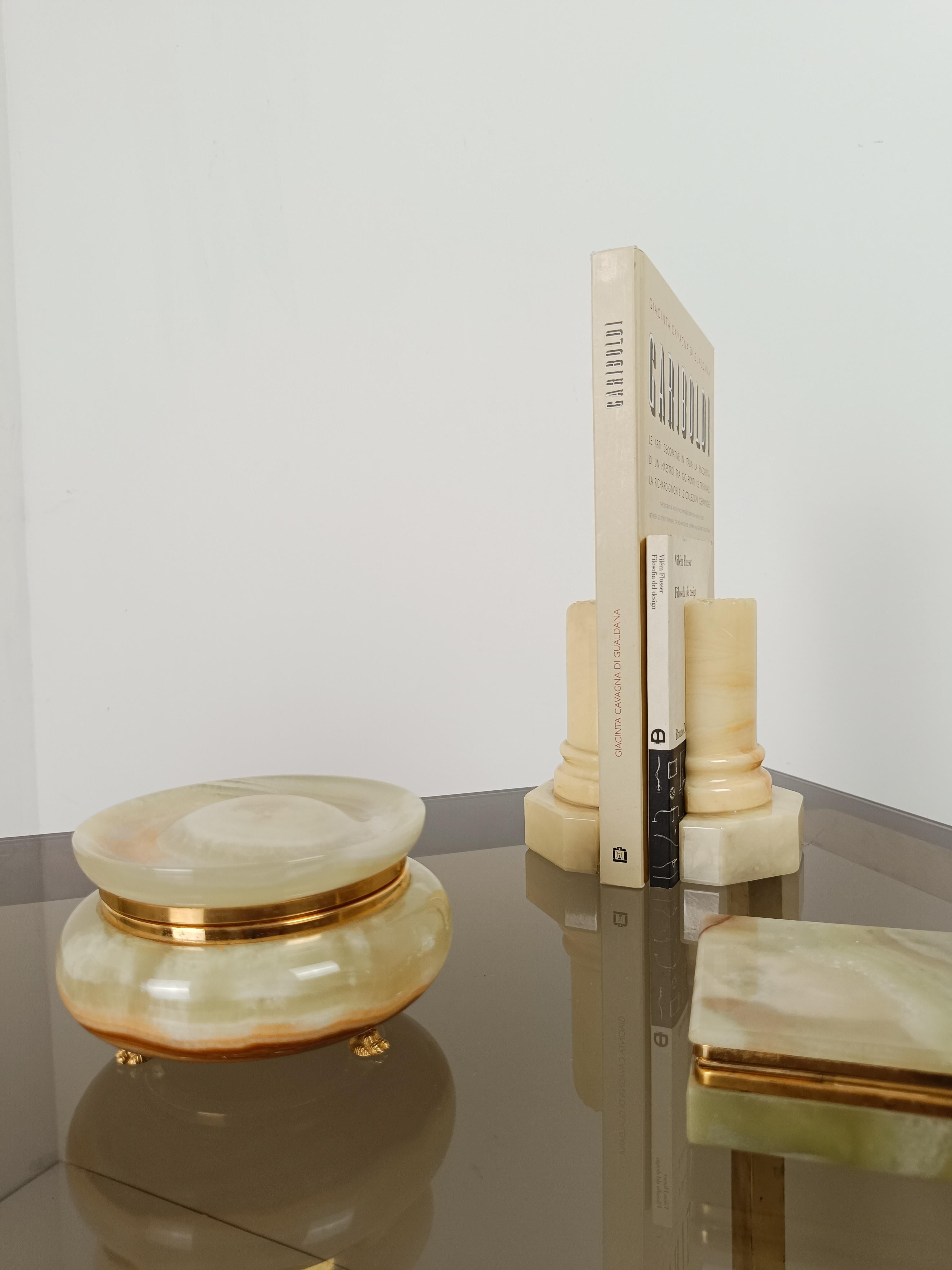 Carved Alabaster Bookend Columns from Volterra in the Style of the Grand Tour In Good Condition For Sale In Roma, IT