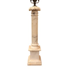 Lampe à colonne en albâtre sculpté