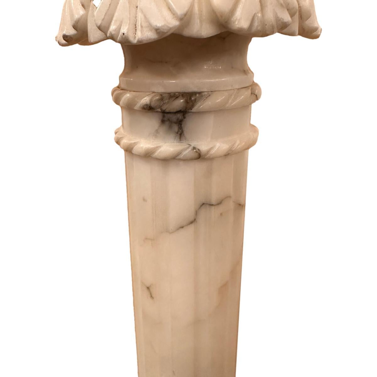 Sculpté Carved Alabaster Column Lamp en vente