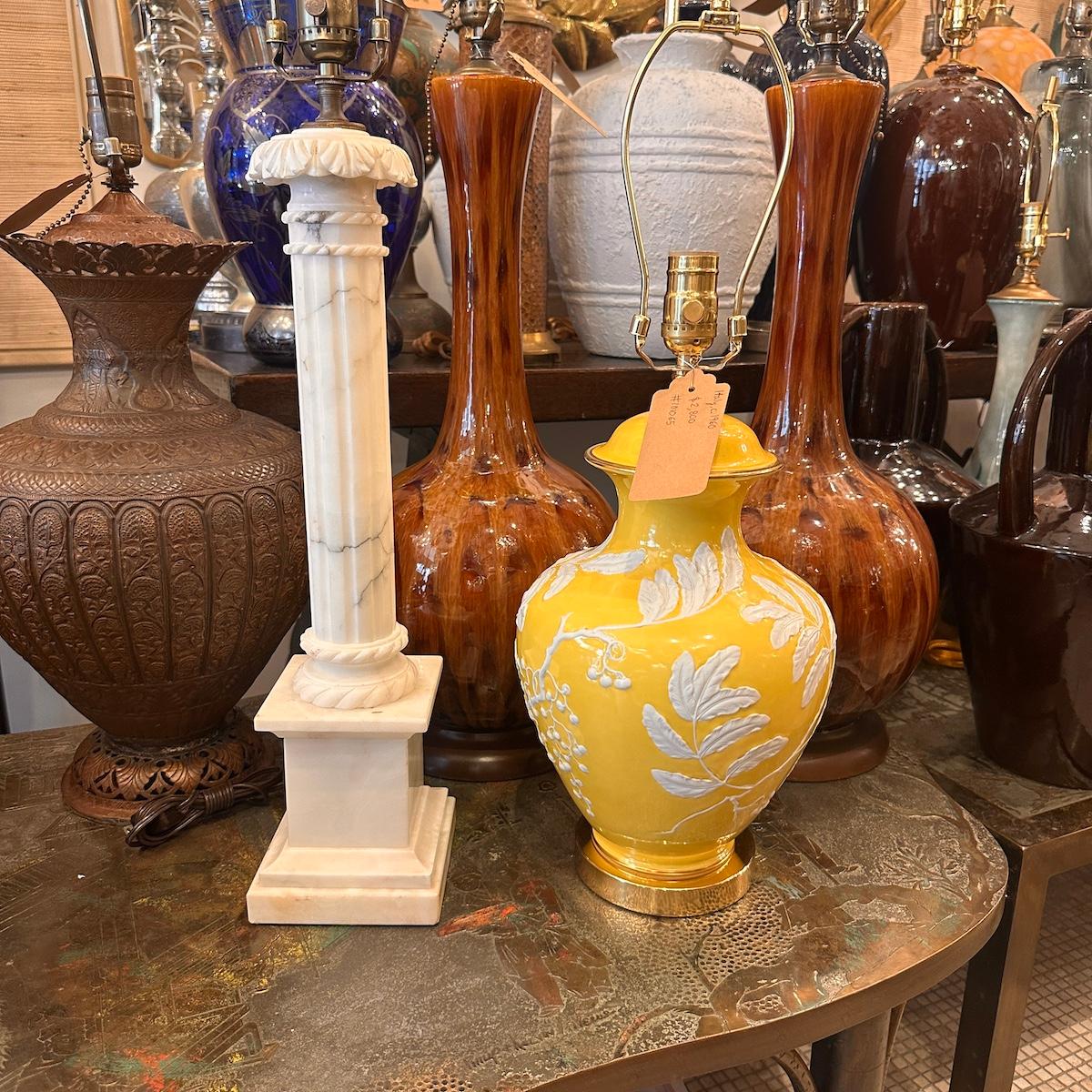Milieu du XXe siècle Carved Alabaster Column Lamp en vente