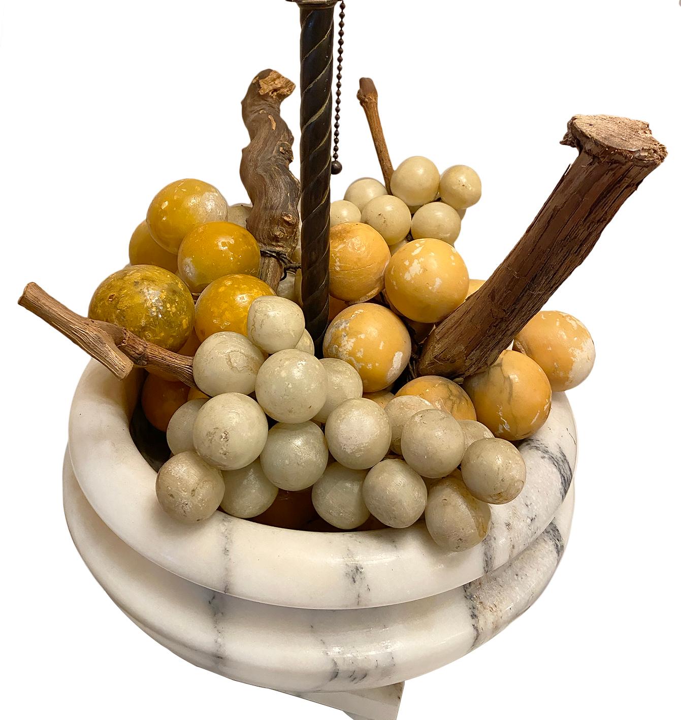italien Lampes à raisin en albâtre sculpté en vente