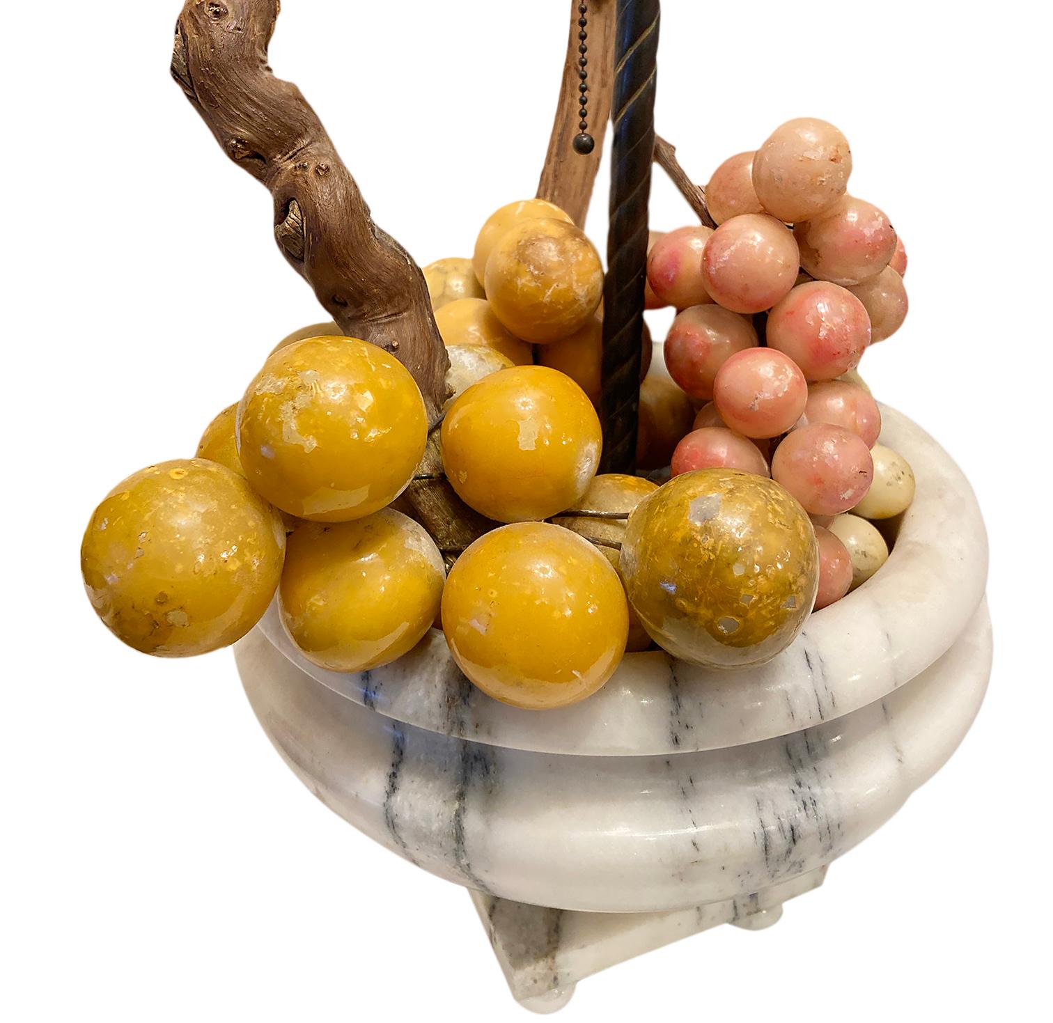 Lampes à raisin en albâtre sculpté Bon état - En vente à New York, NY