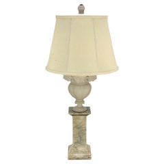 Lampe de table en albâtre sculpté, motif de feuilles de raisin, forme d'urne, base carrée Mable MINT !
