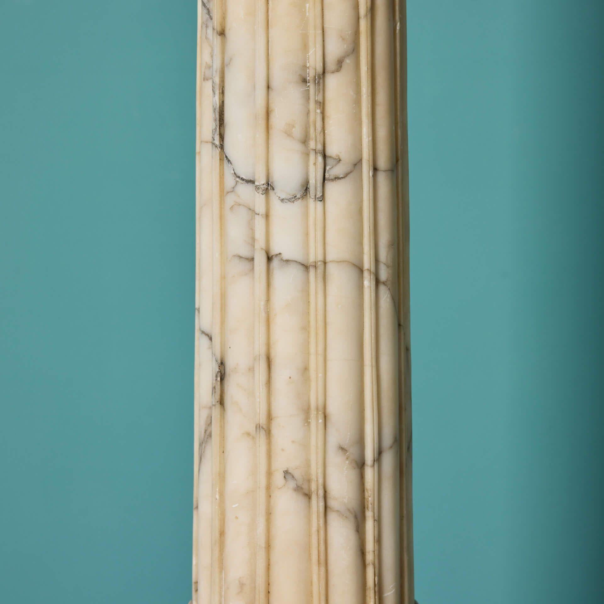 Anglais Lampe standard en marbre albâtre sculpté en vente