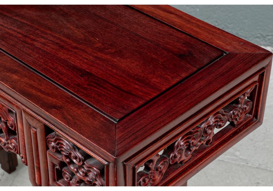 Konsolentisch aus rotem Mahagoni im geschnitzten Altar-Stil im Zustand „Gut“ im Angebot in Bridgeport, CT