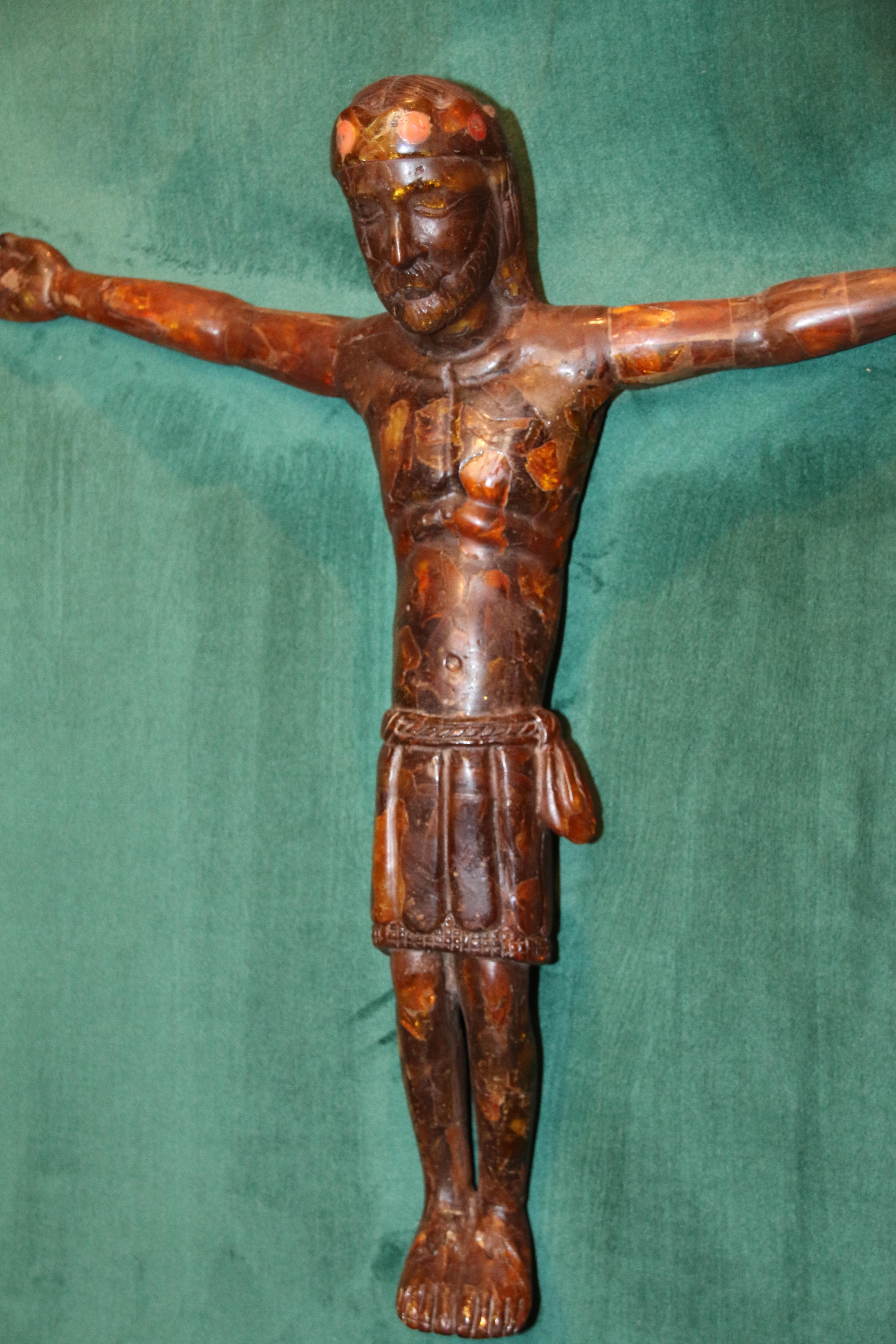 Carved Amber Figure of Christ In Good Condition For Sale In Saint-Ouen, FR