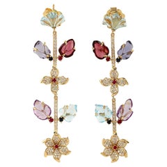 Ohrringe mit geschnitztem Amethyst, blauem Topas, Rubin, 18 Karat Gold, lineare Blume, Diamant