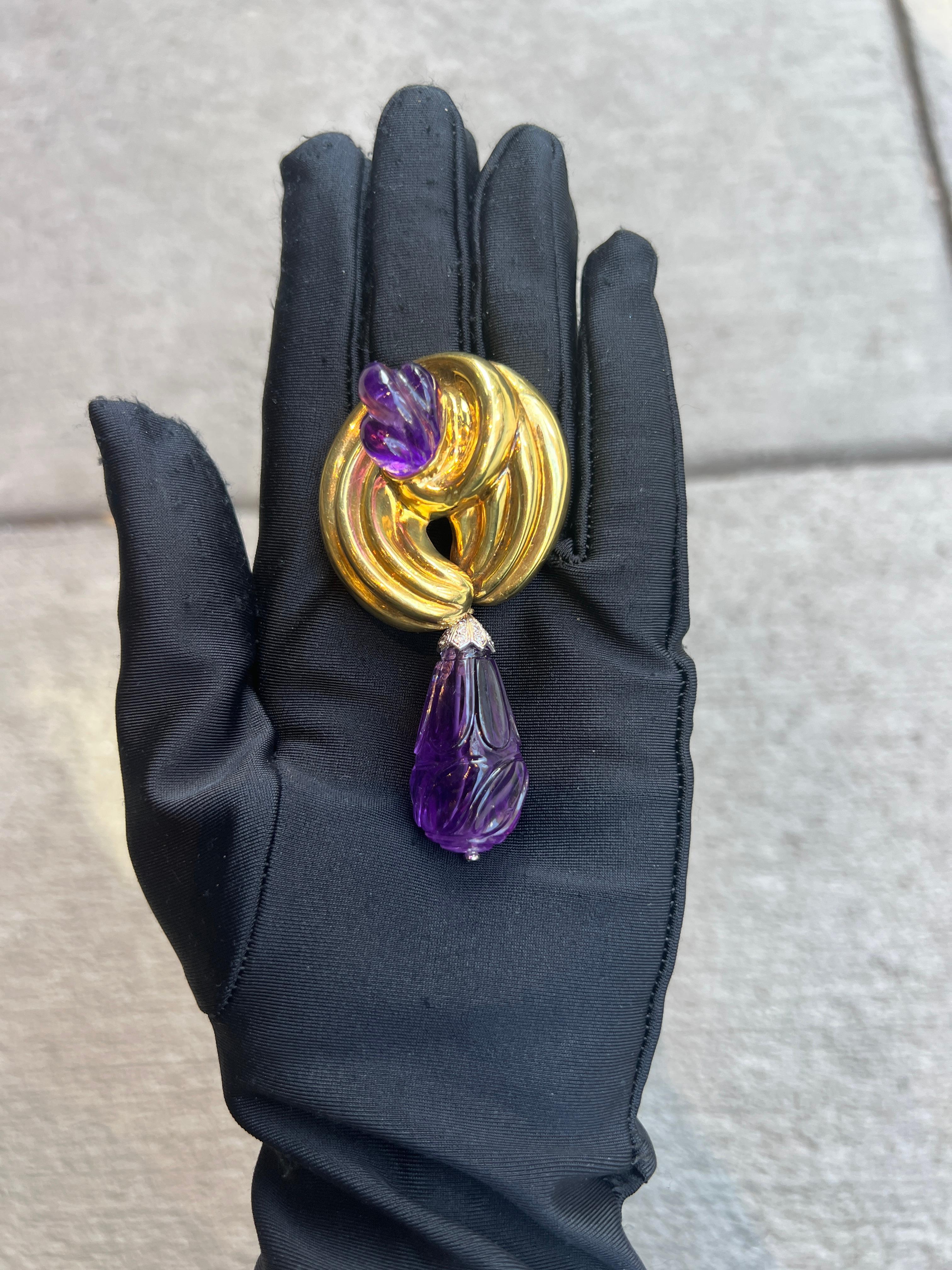 Brosche mit geschnitztem Amethyst

Eine Brosche mit  zwei geschnitzte Amethyste, besetzt mit Diamanten in 18 Karat Gelbgold. Der größere Amethysttropfen ist abnehmbar
Abmessungen: 3