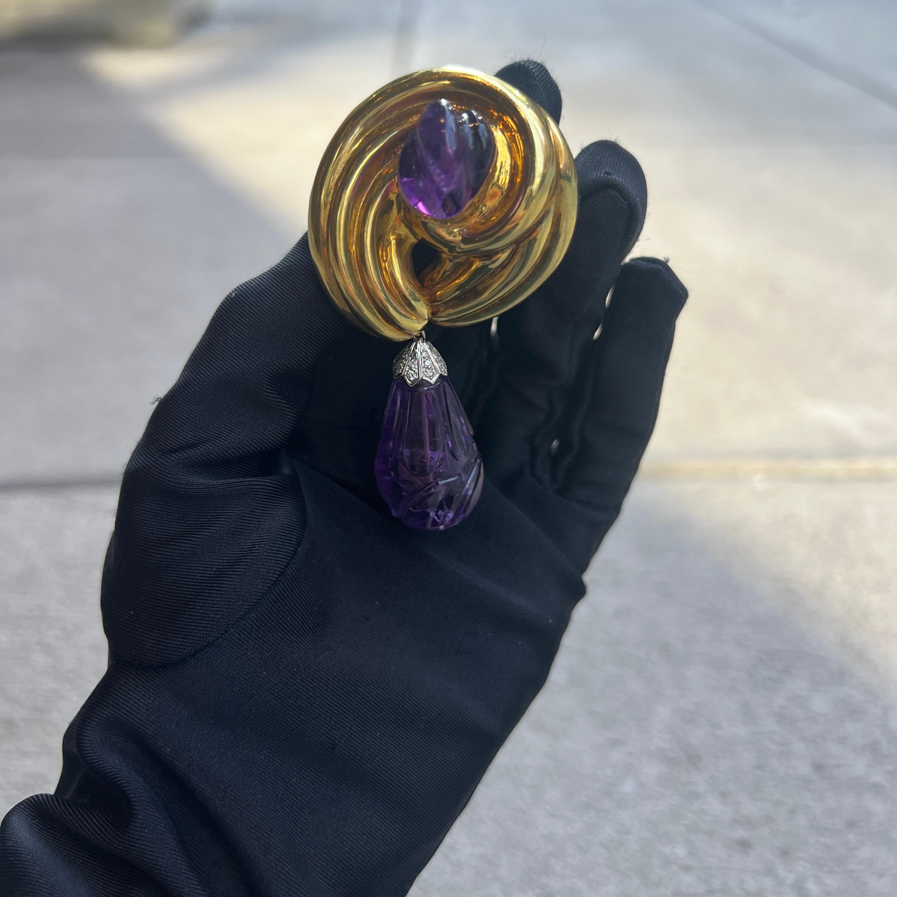 Brosche mit geschnitztem Amethyst (Rundschliff) im Angebot