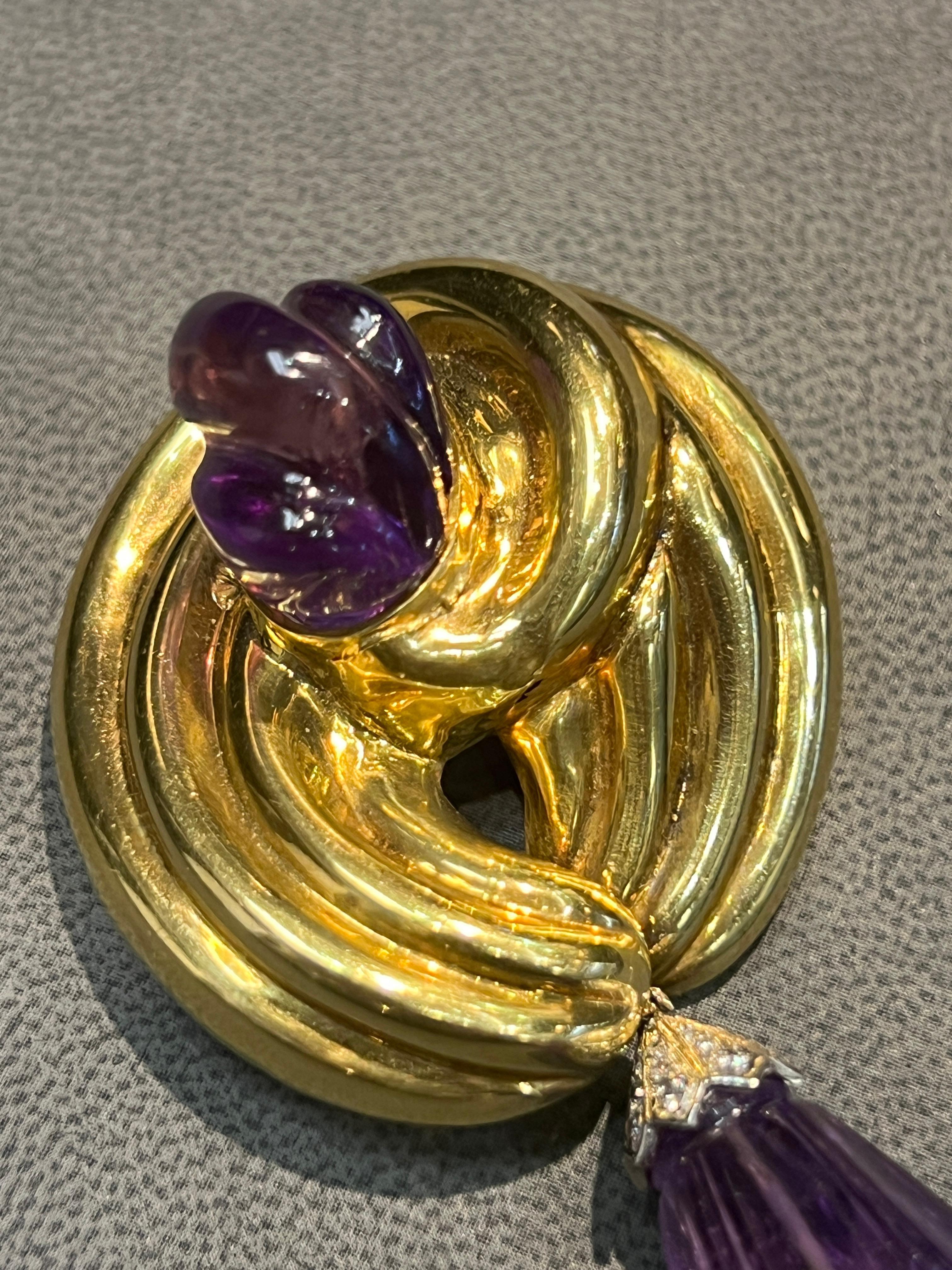 Brosche mit geschnitztem Amethyst im Zustand „Hervorragend“ im Angebot in New York, NY