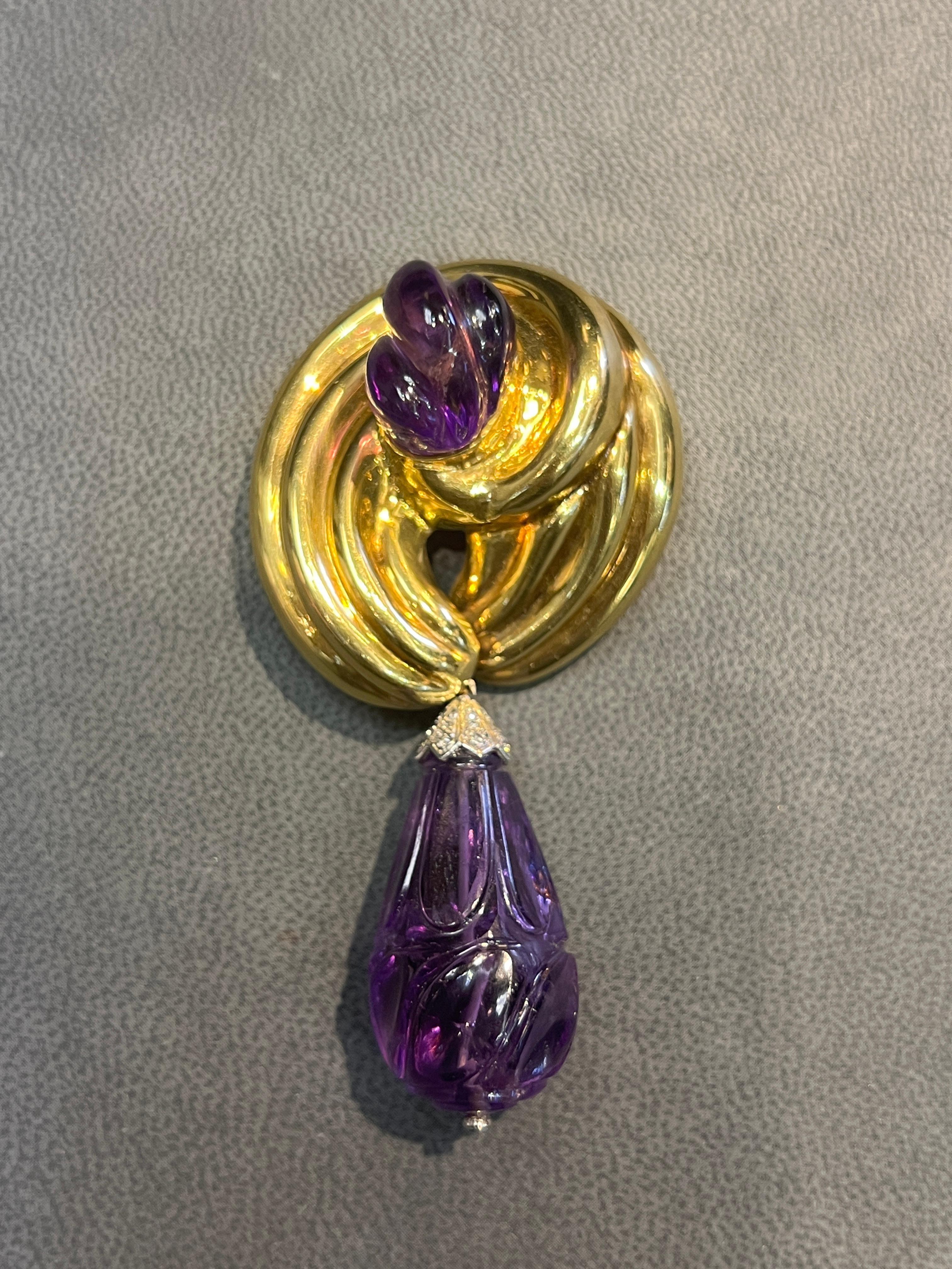 Brosche mit geschnitztem Amethyst für Damen oder Herren im Angebot