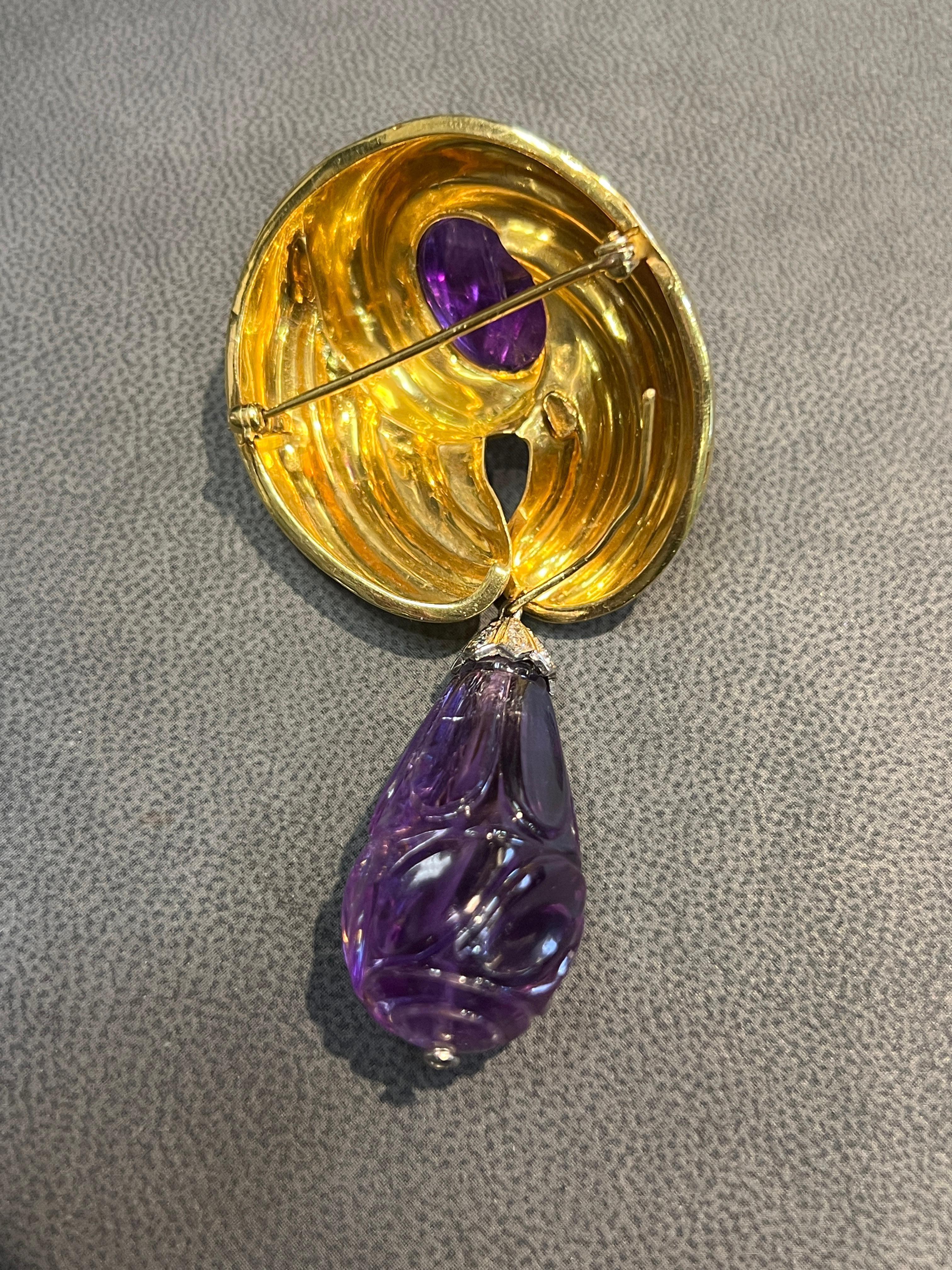 Brosche mit geschnitztem Amethyst im Angebot 1